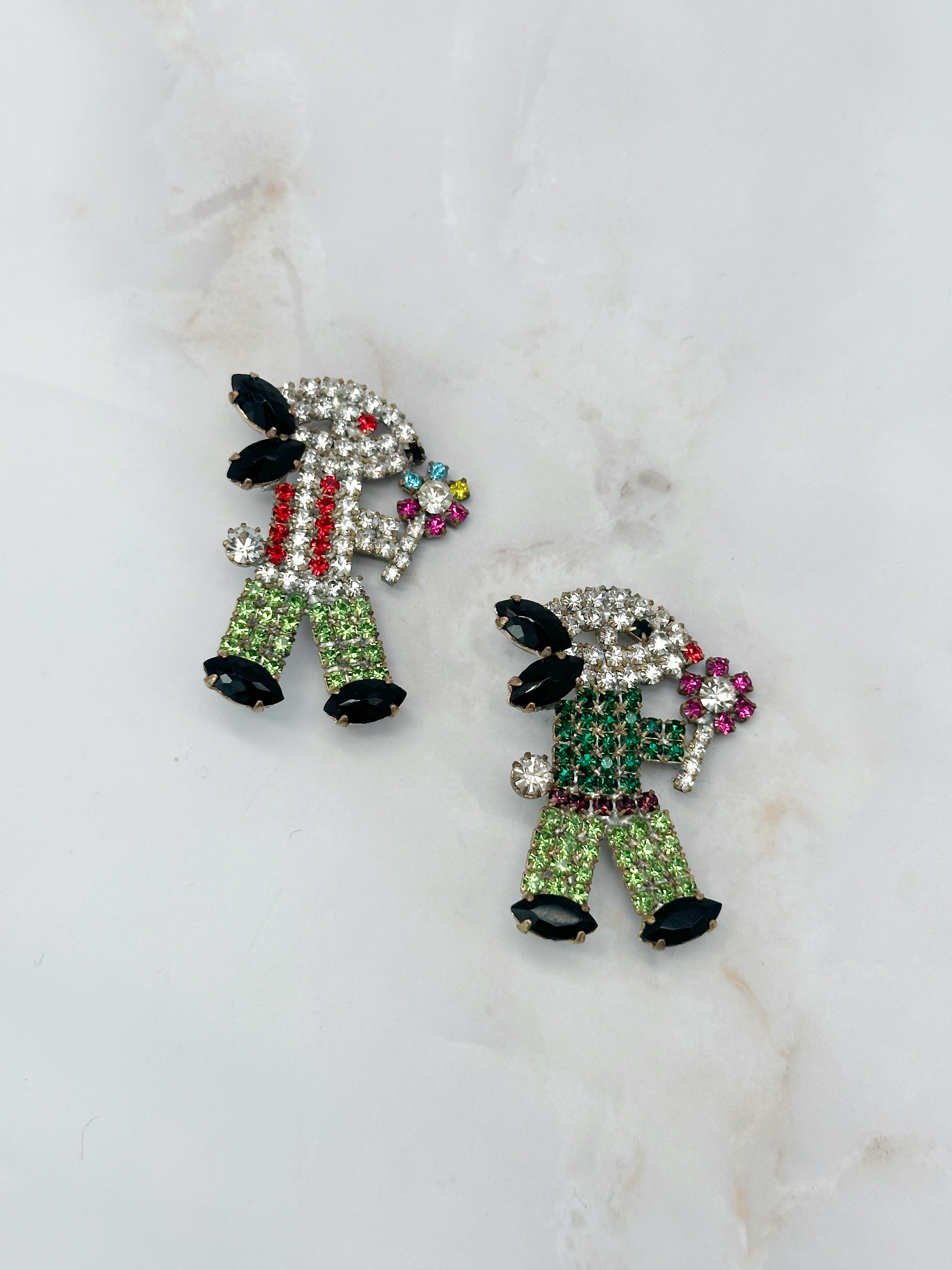 Bezaubernde Gablonzer Brosche als Hase mit Blume