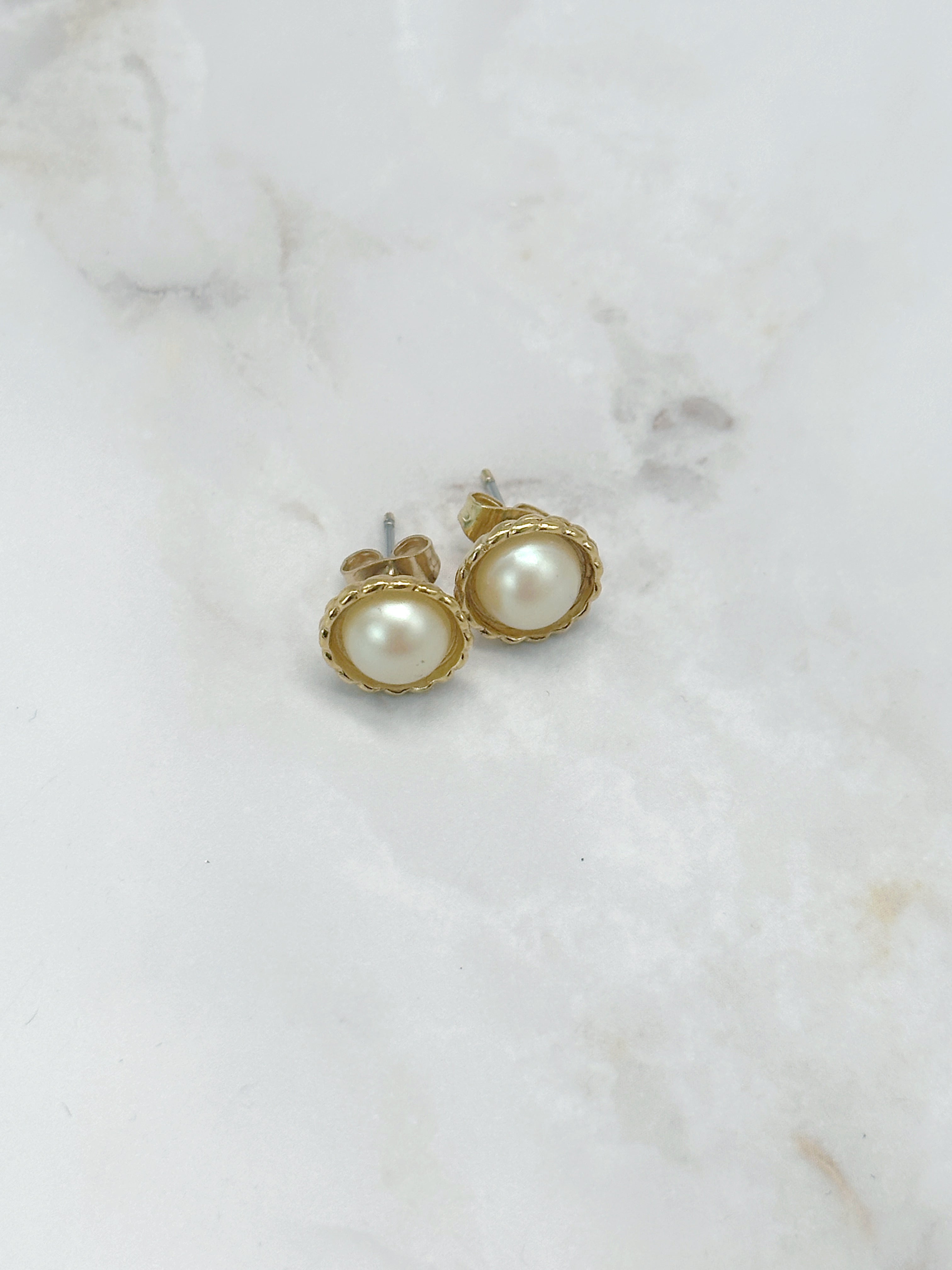 Vergoldete Vintage Ohrstecker mit klassischer Kunstperle