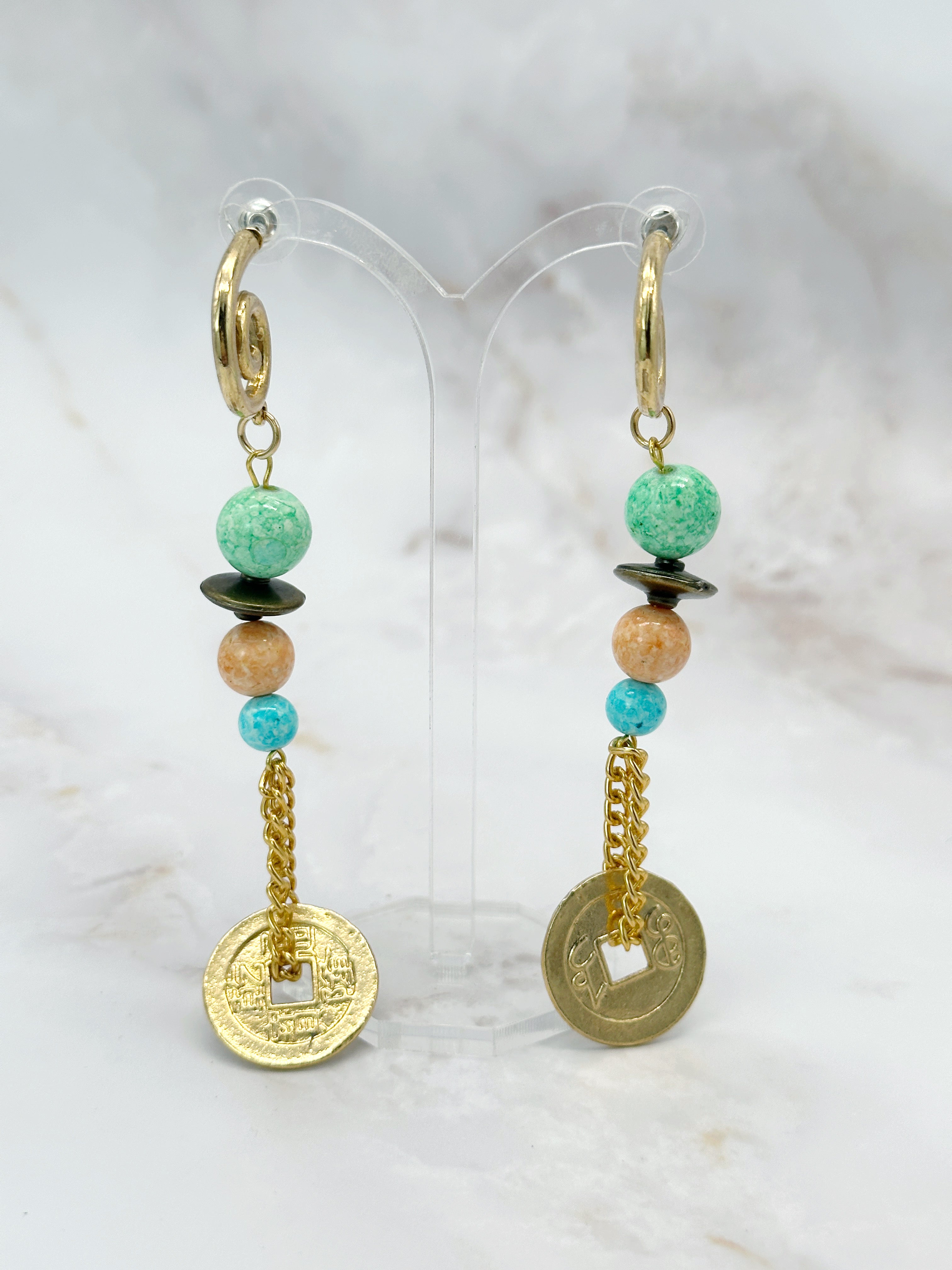 Lange Boho Statement-Ohrhänger mit Münze und bunten Perlen