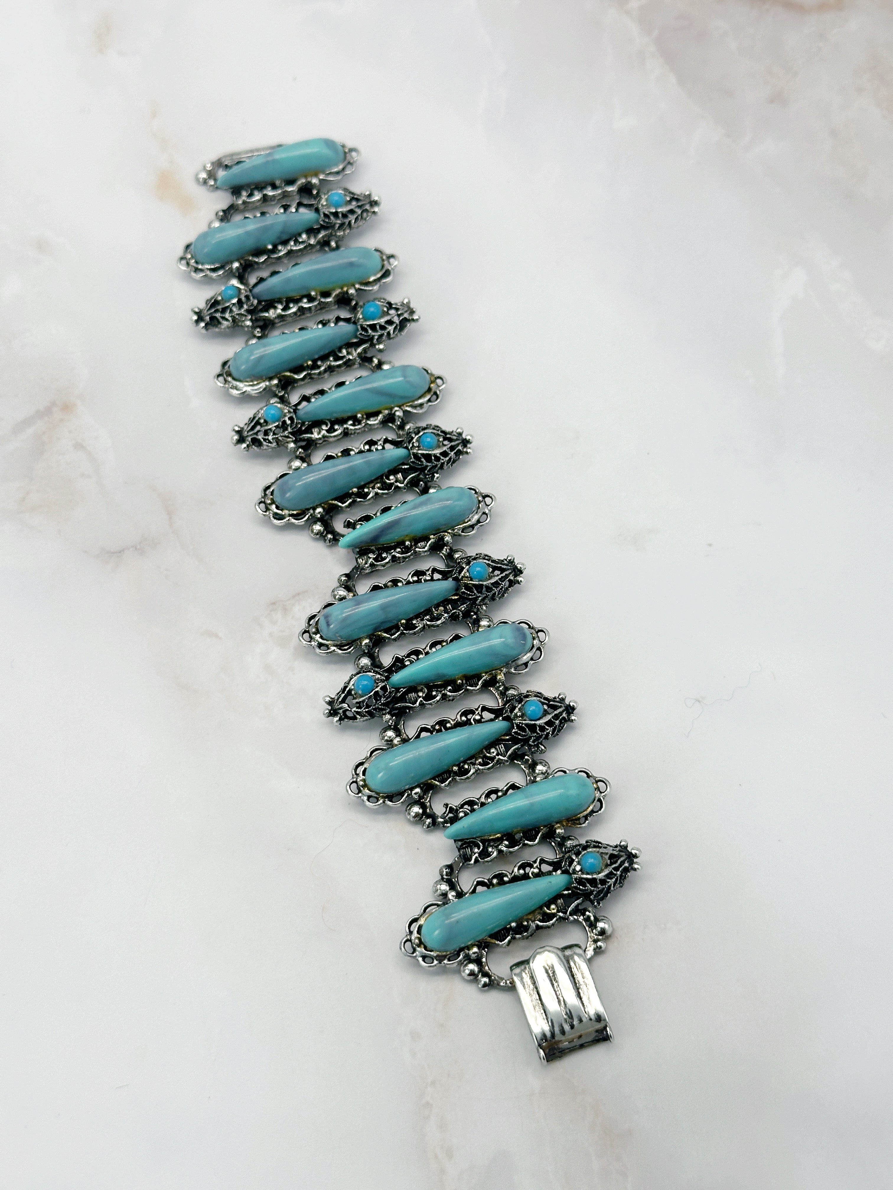 Ausgefallenes breites Vintage Armband in Silberoptik mit türkisen Glassteinen