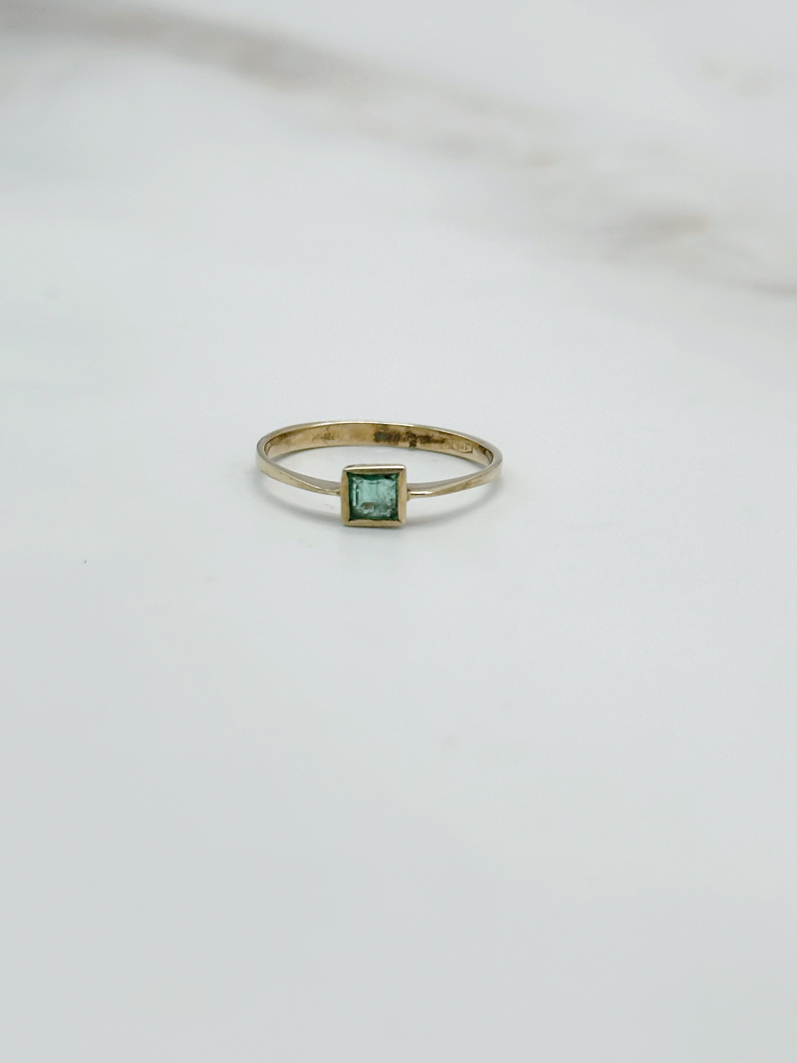 Zarter Goldring mit quadratischem Smaragd