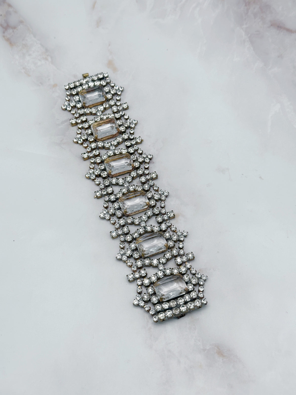 Breites Gablonzer Statement-Armband mit eckigen Glaskristallen