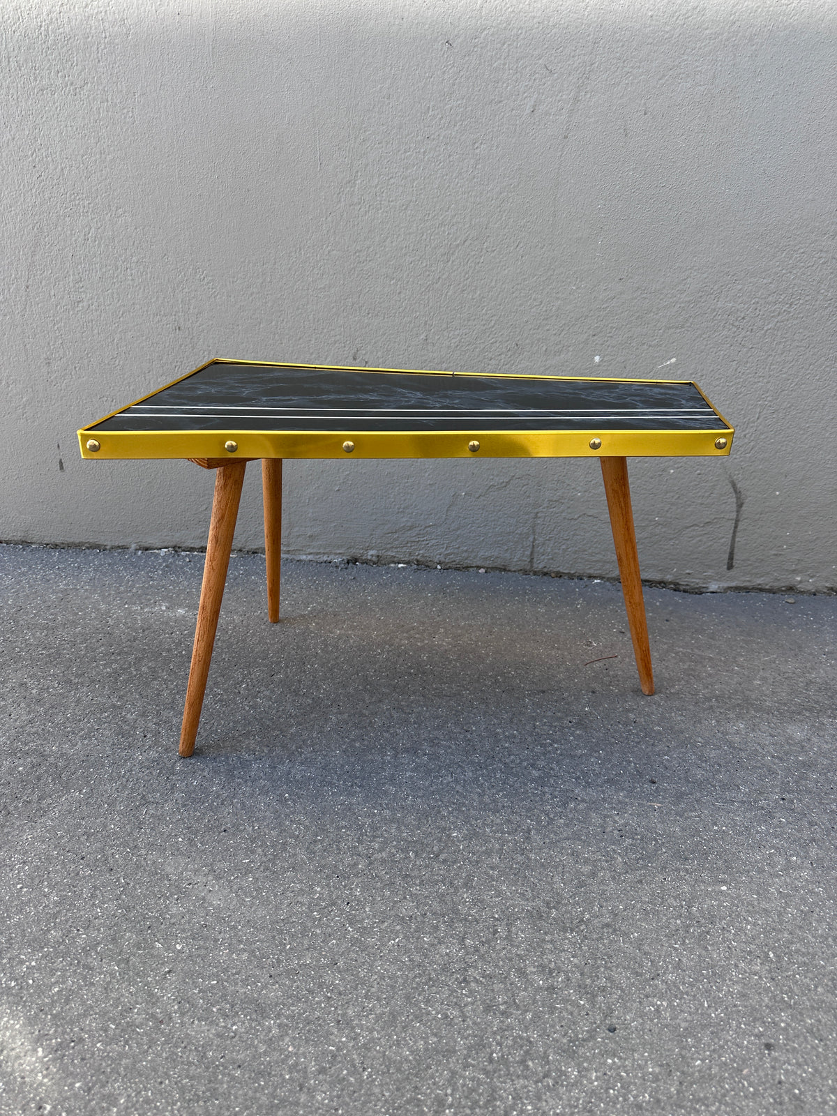 Mid-Century Hocker in Trapezform aus der DDR um 1960/70