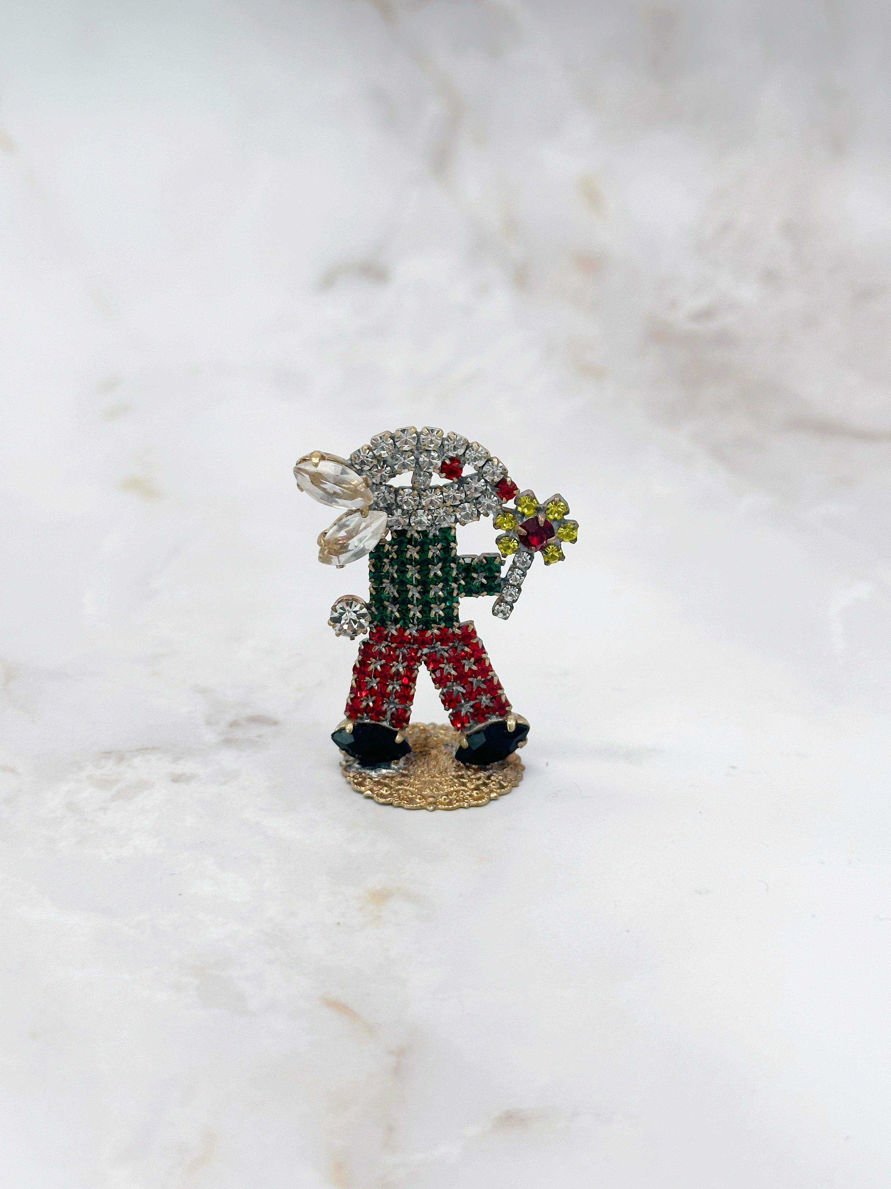 Handgefertigter Gablonzer Hase mit bunten Kristallen und gelber Blume