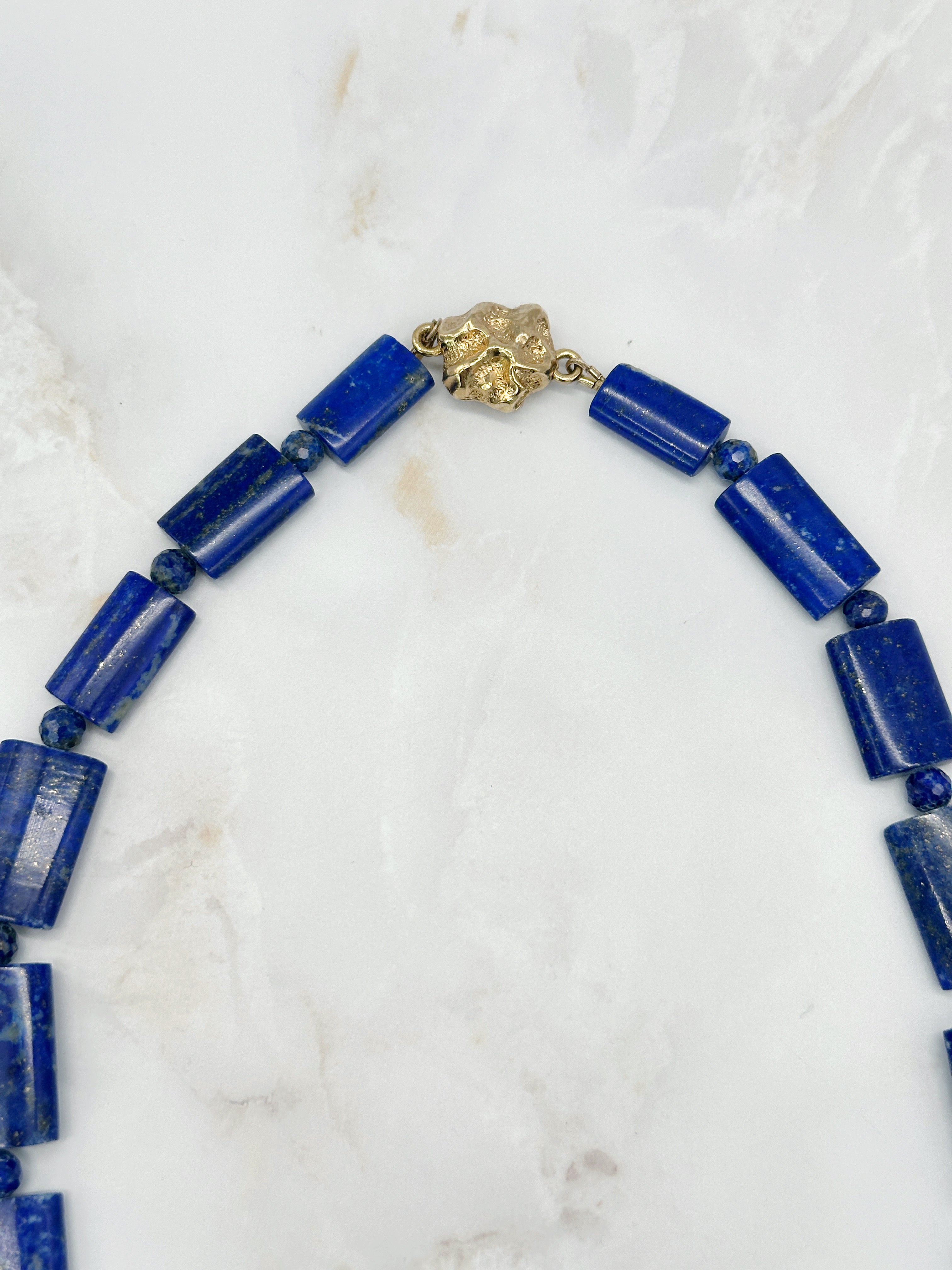 Ausgefallene Halskette mit Lapislazuli-Elementen und Magnetverschluss
