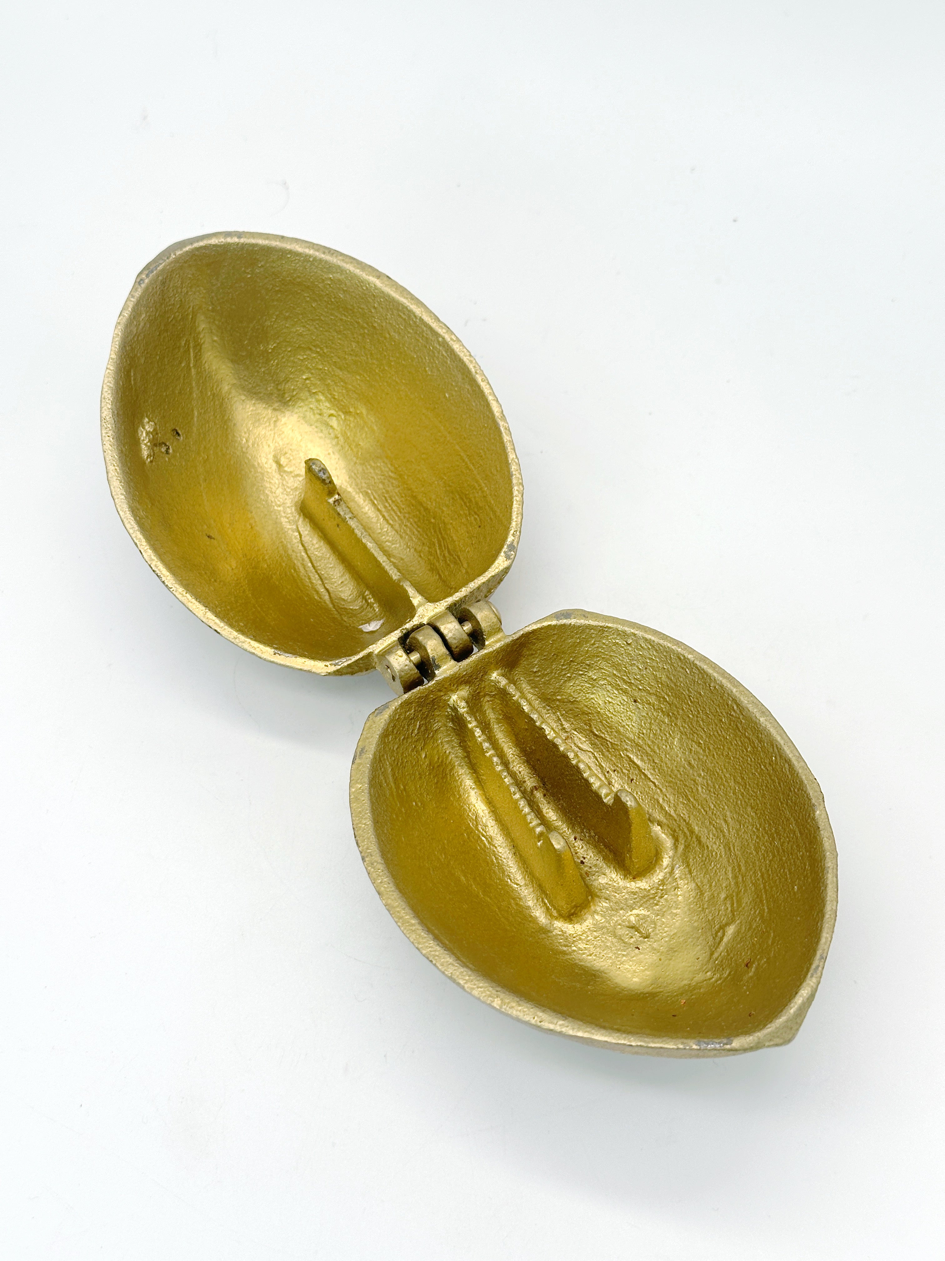 Exklusiver vergoldeter Nussknacker in Nussform