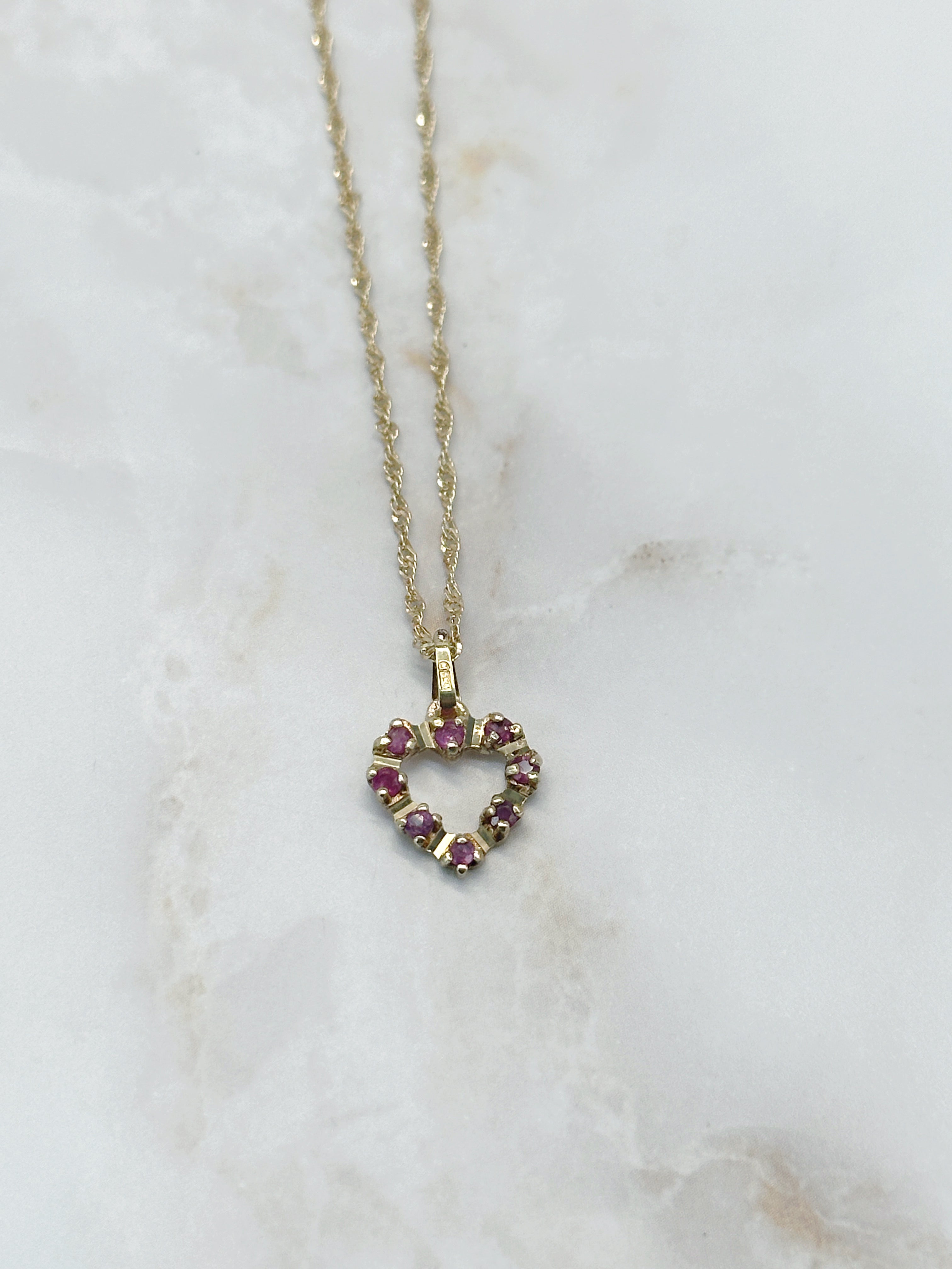 Gedrehte Goldkette 585 mit funkelndem Rubin-Herz