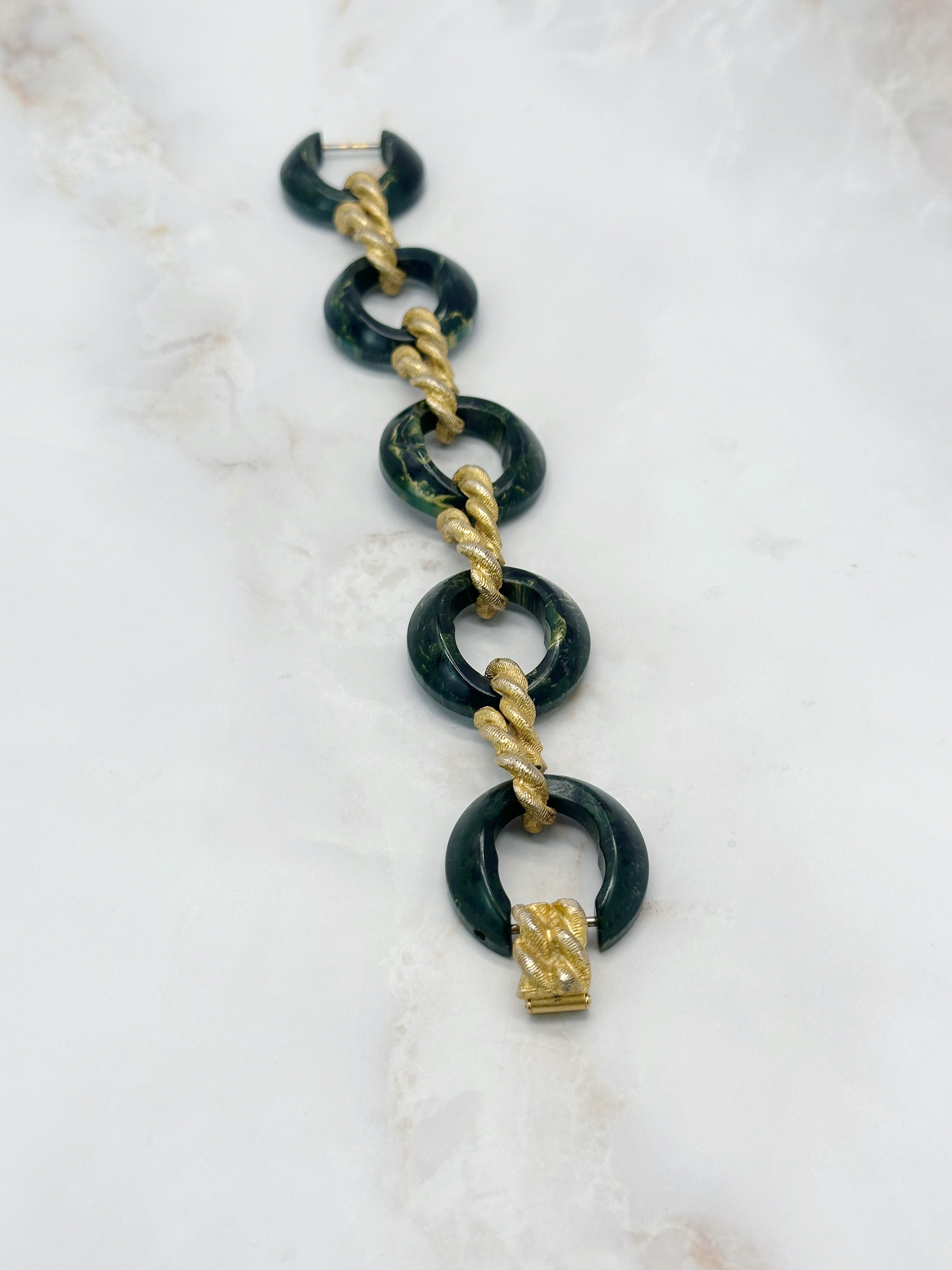 Armband mit dunkelgrünem Bakelit und gedrehten Gold-Elementen