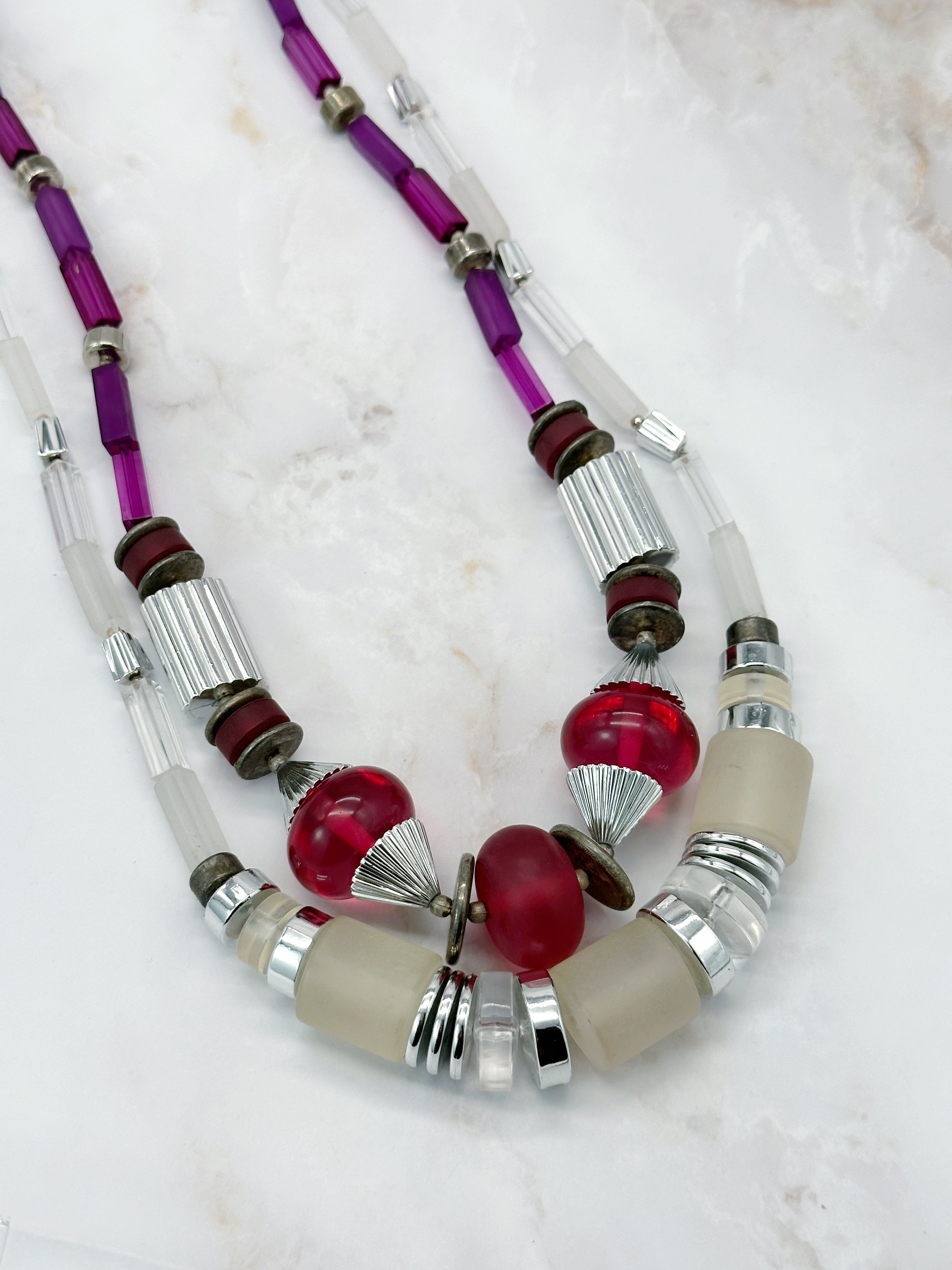 Lange Halskette mit Glaselementen in Lila oder Transparent
