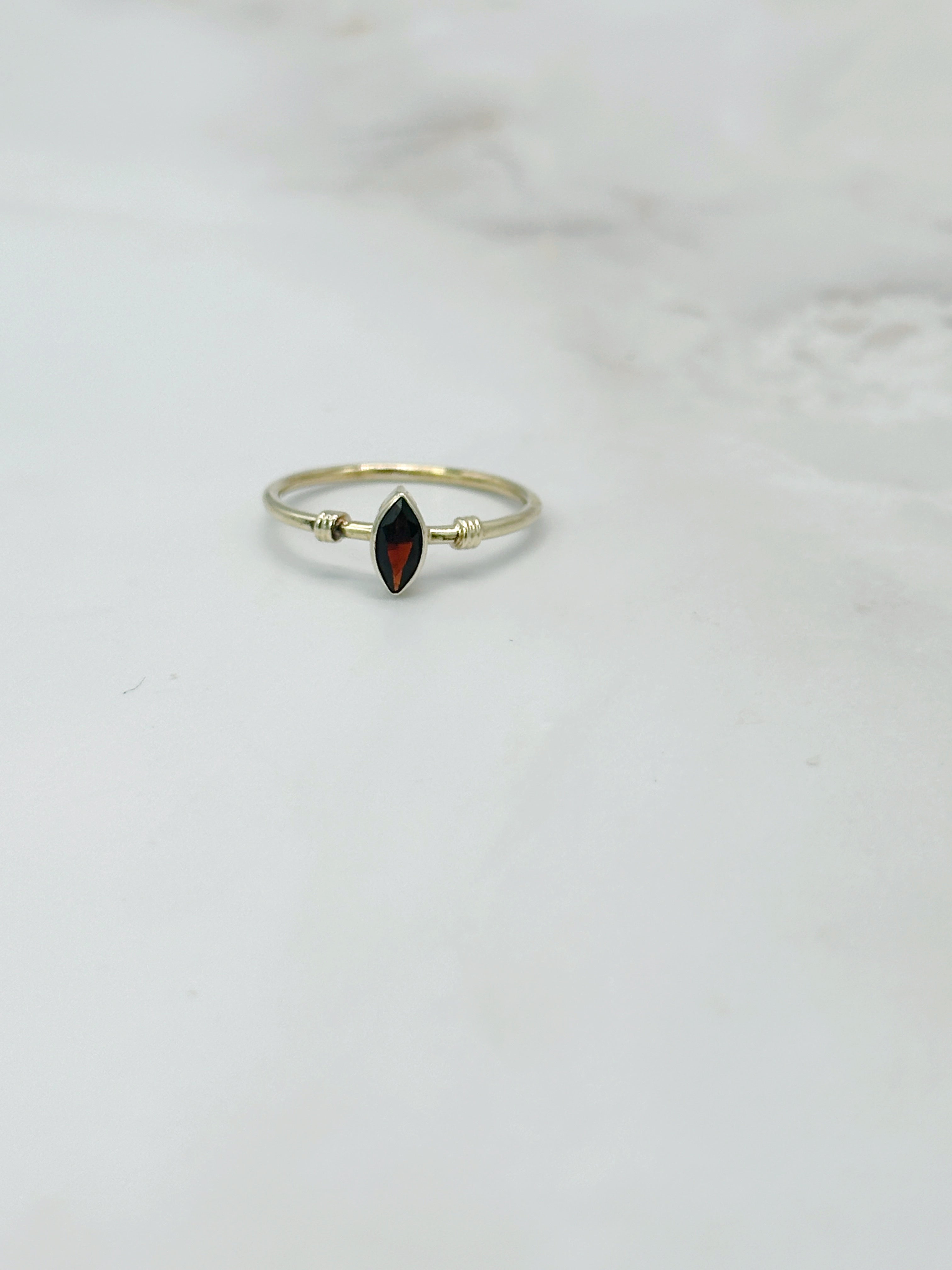 Eleganter Vintage Goldring mit Granat im Navetteschliff
