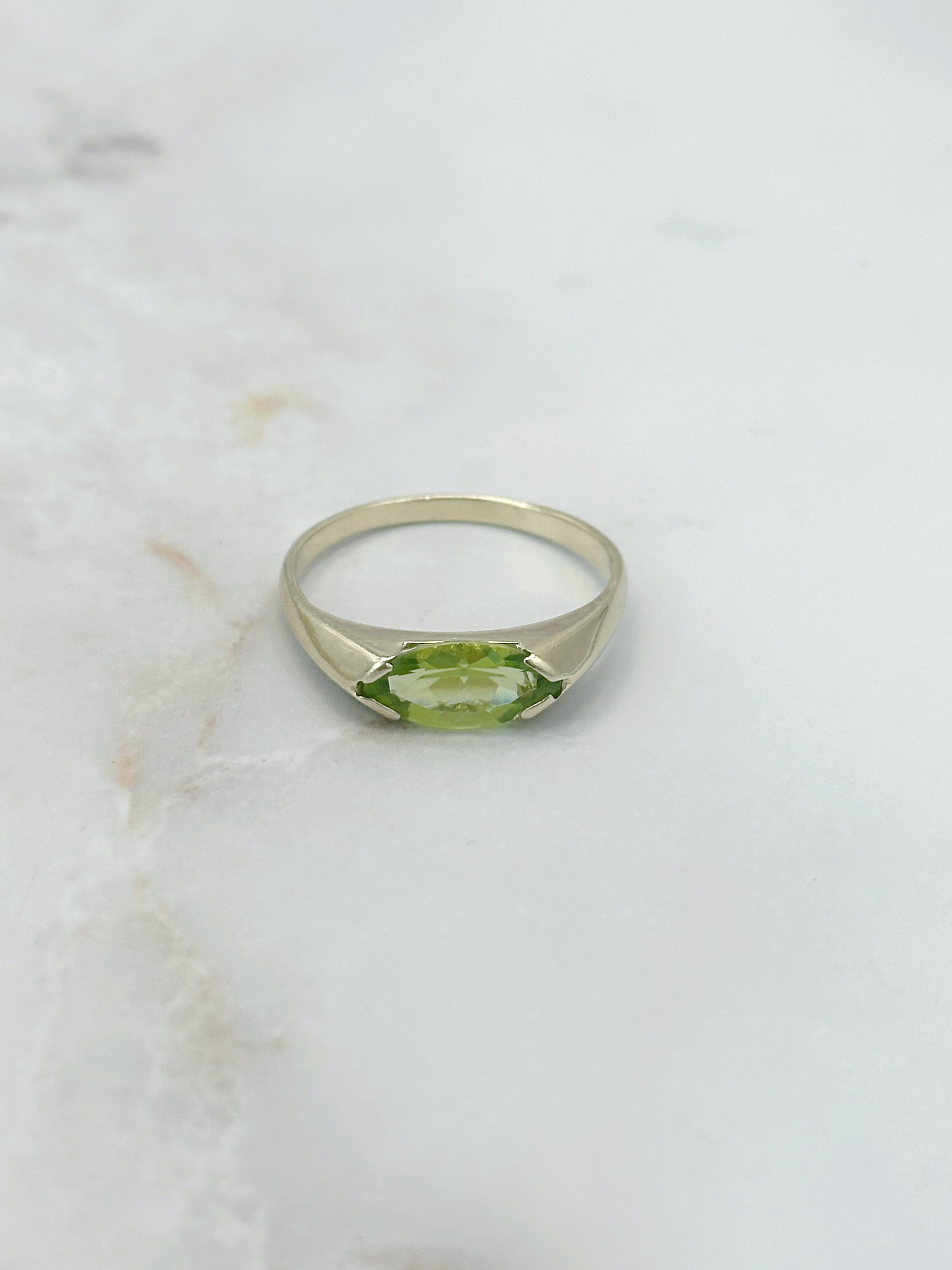 Vintage Ring in 585 Gelbgold mit quer liegendem Peridot
