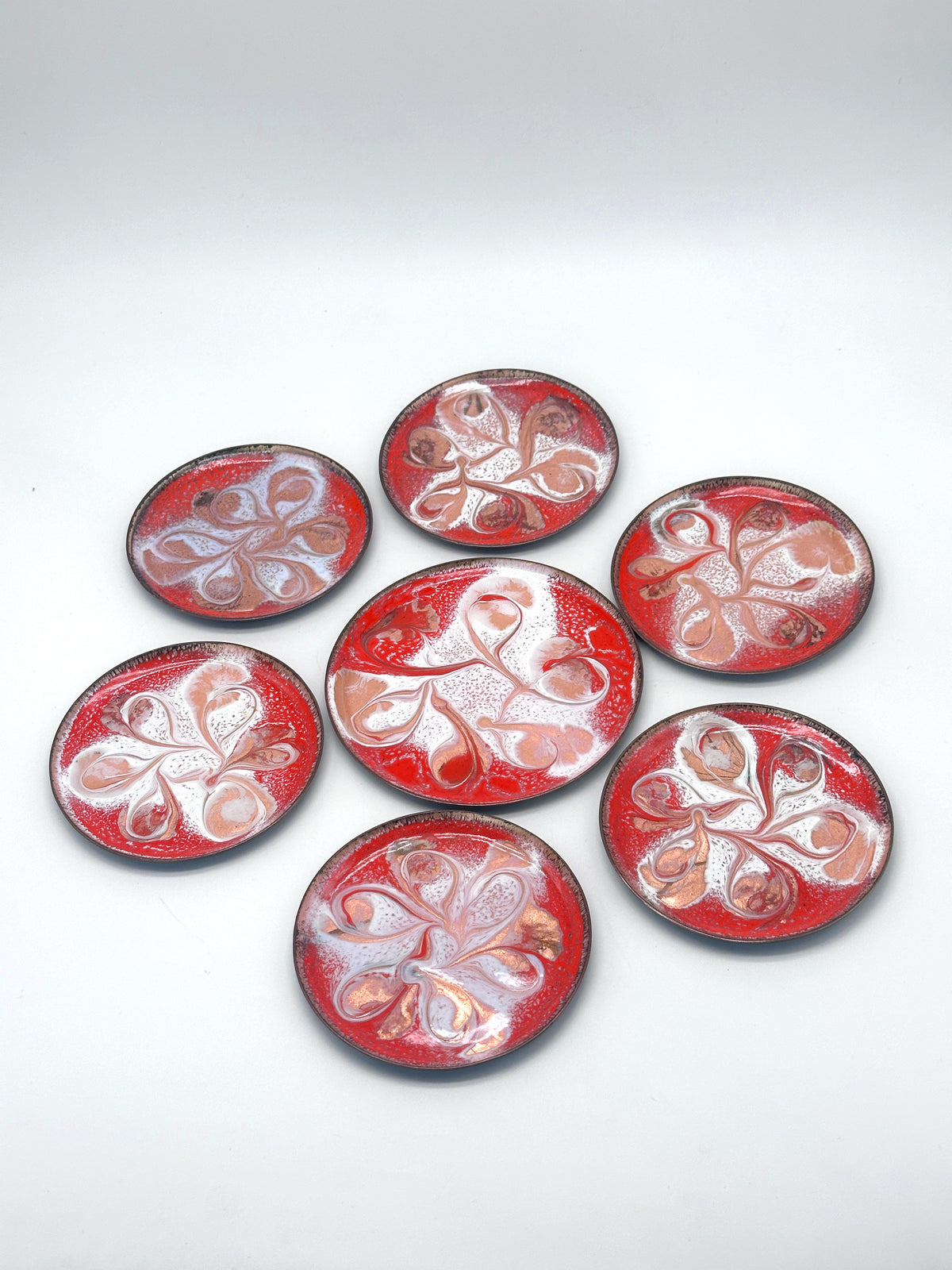 Vintage Emaille-Untersetzer in Orange, Weiß und Gold – 7-teiliges Set