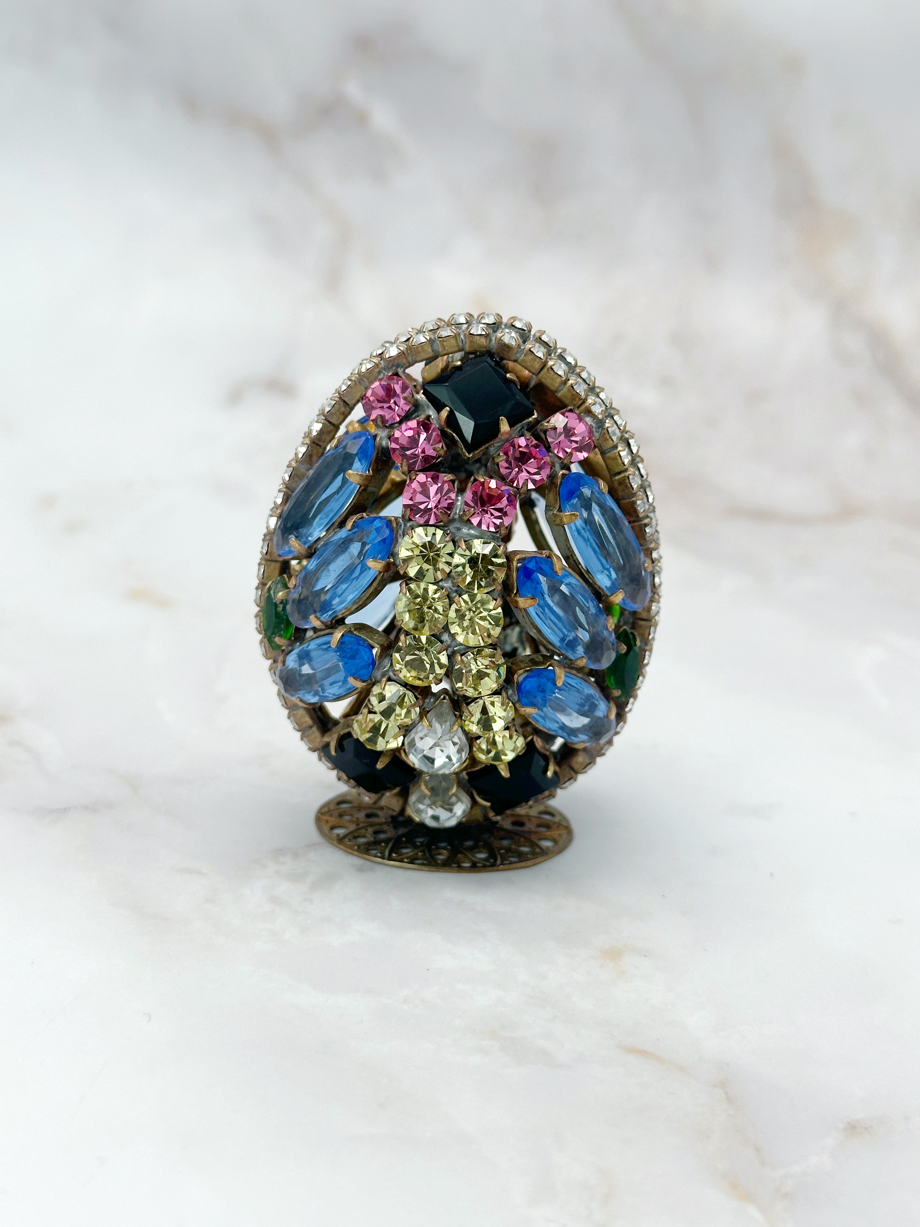 Seltenes rundum verziertes Gablonzer Osterei mit Standfuß