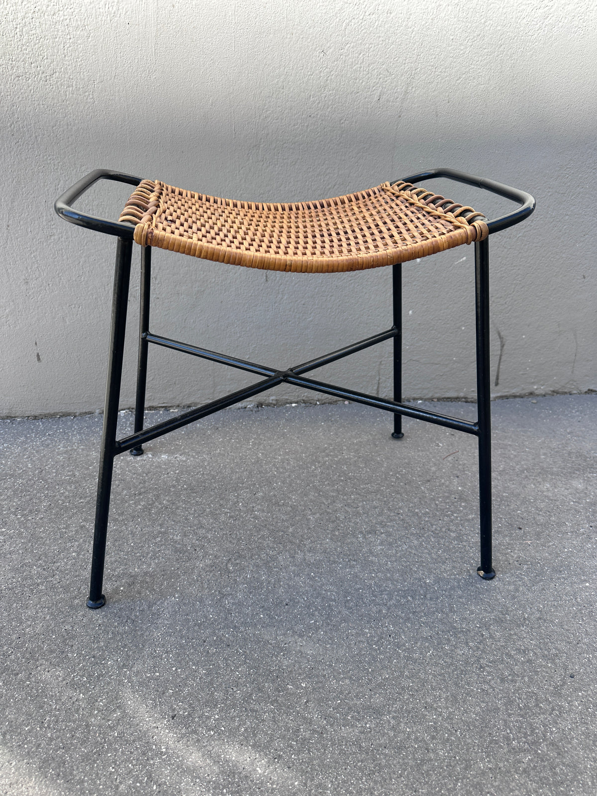 Mid-Century Hocker mit Rattansitz und schwarzem Metallgestell
