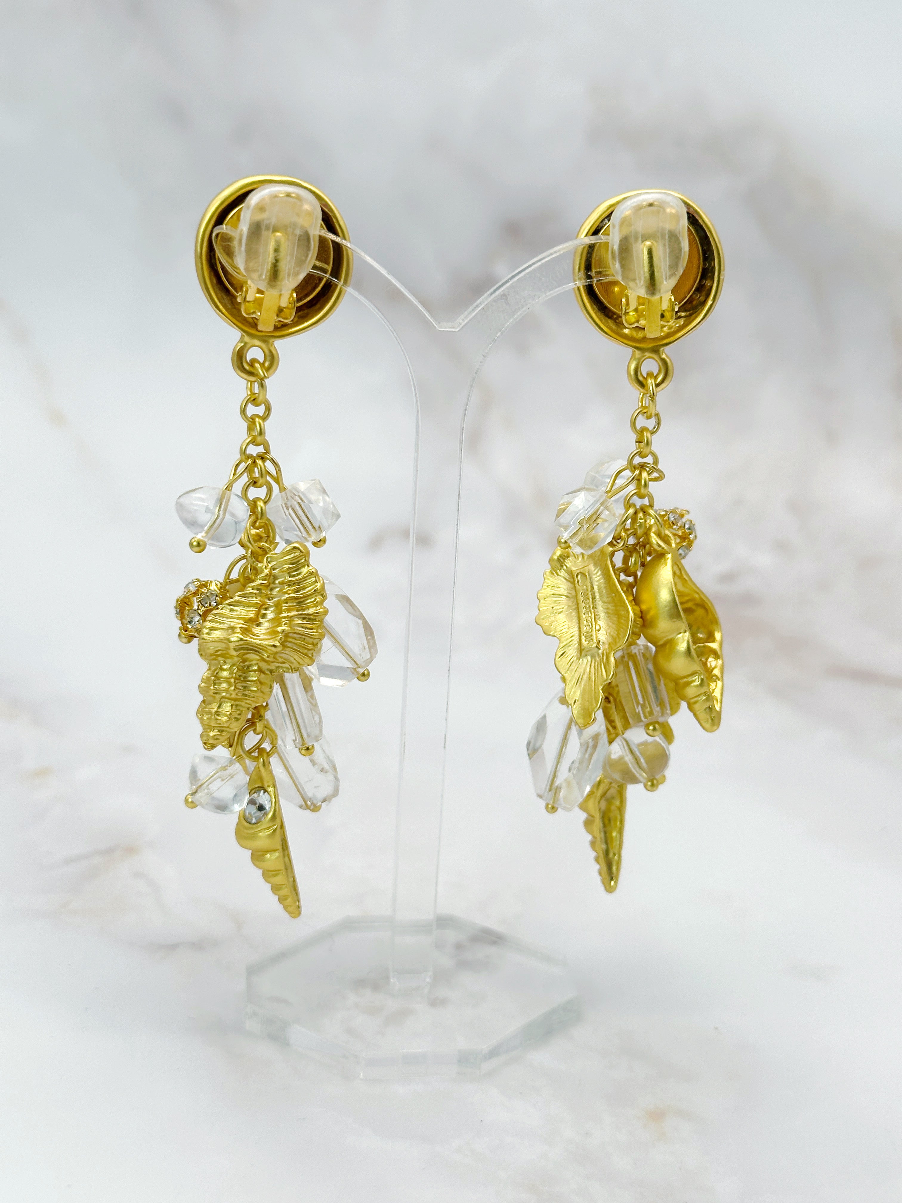 Opulente Statement Ohrclips mit Muscheln, vergoldet