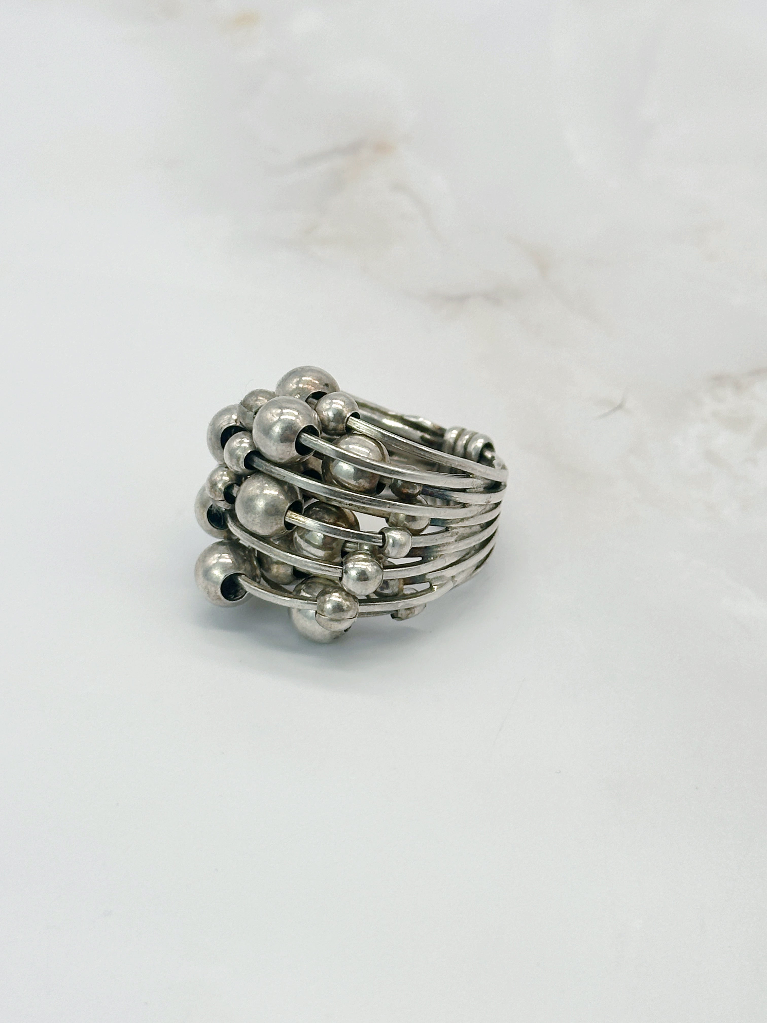 Massiver Vintage Silberring mit Kugelmotiv im modernen Design