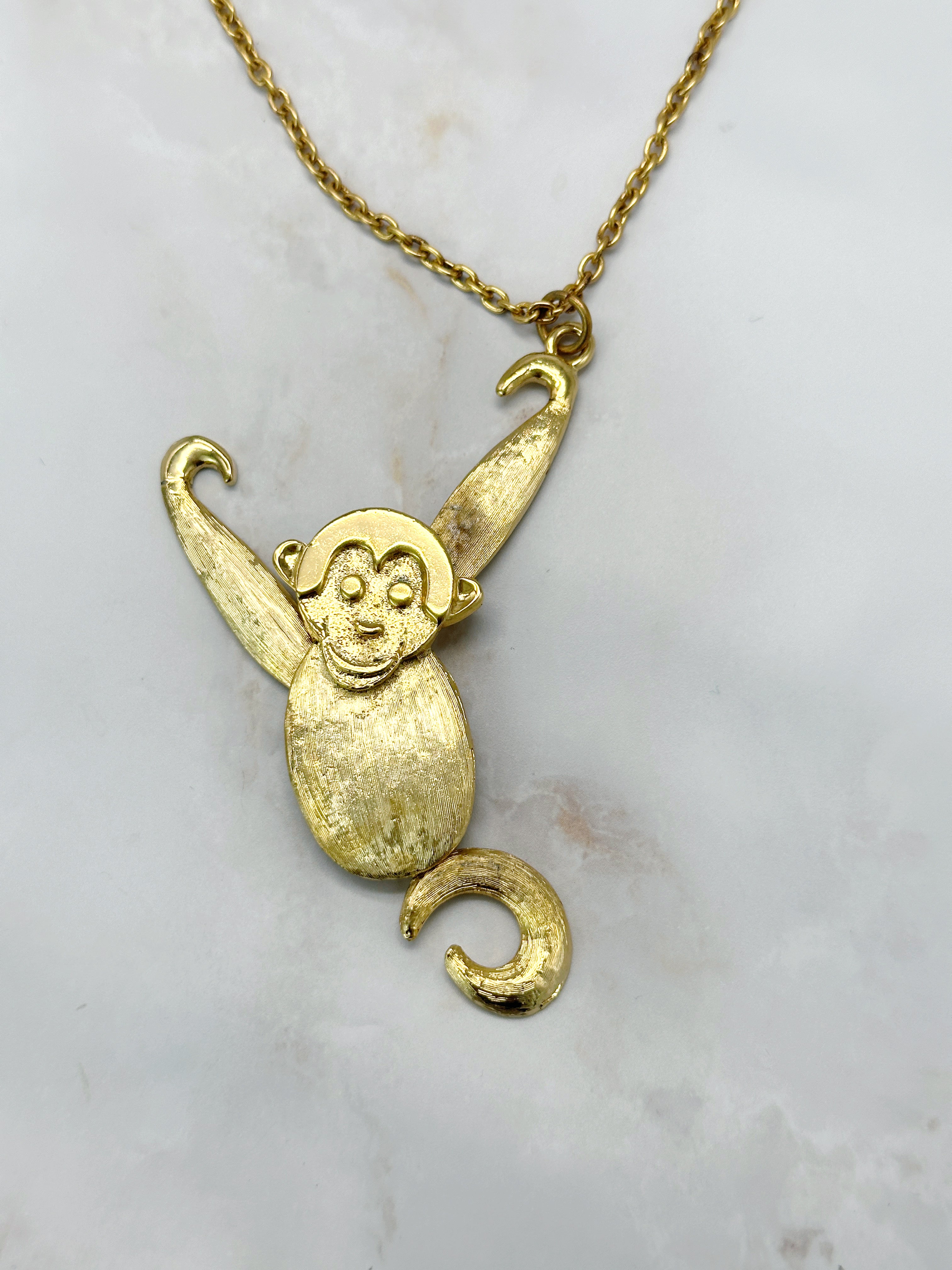 Lange vergoldete Vintage Gliederkette mit beweglichem Affen-Anhänger