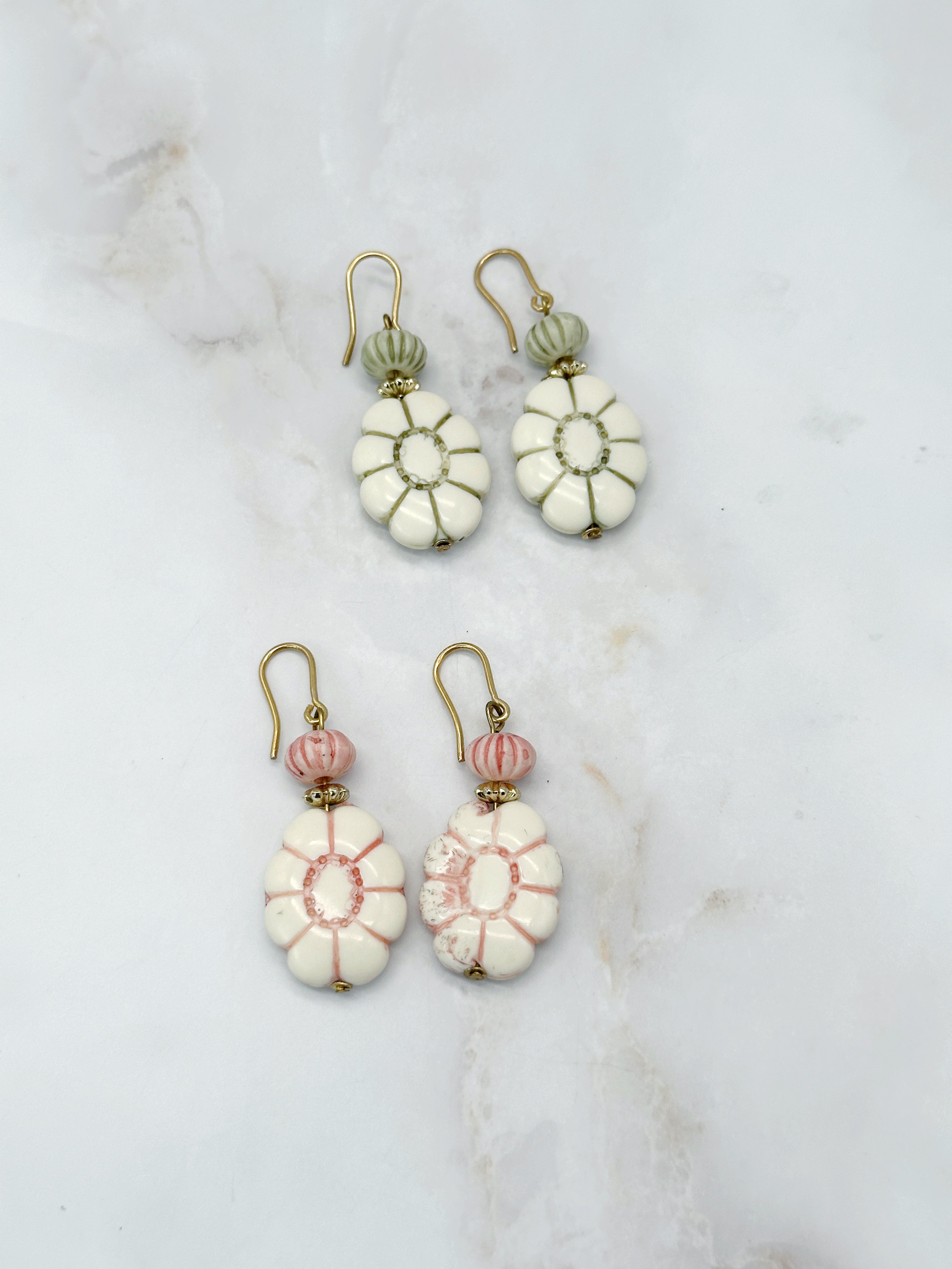 Vintage Ohrgehänge mit Blumenanhänger in Rosa oder Grün