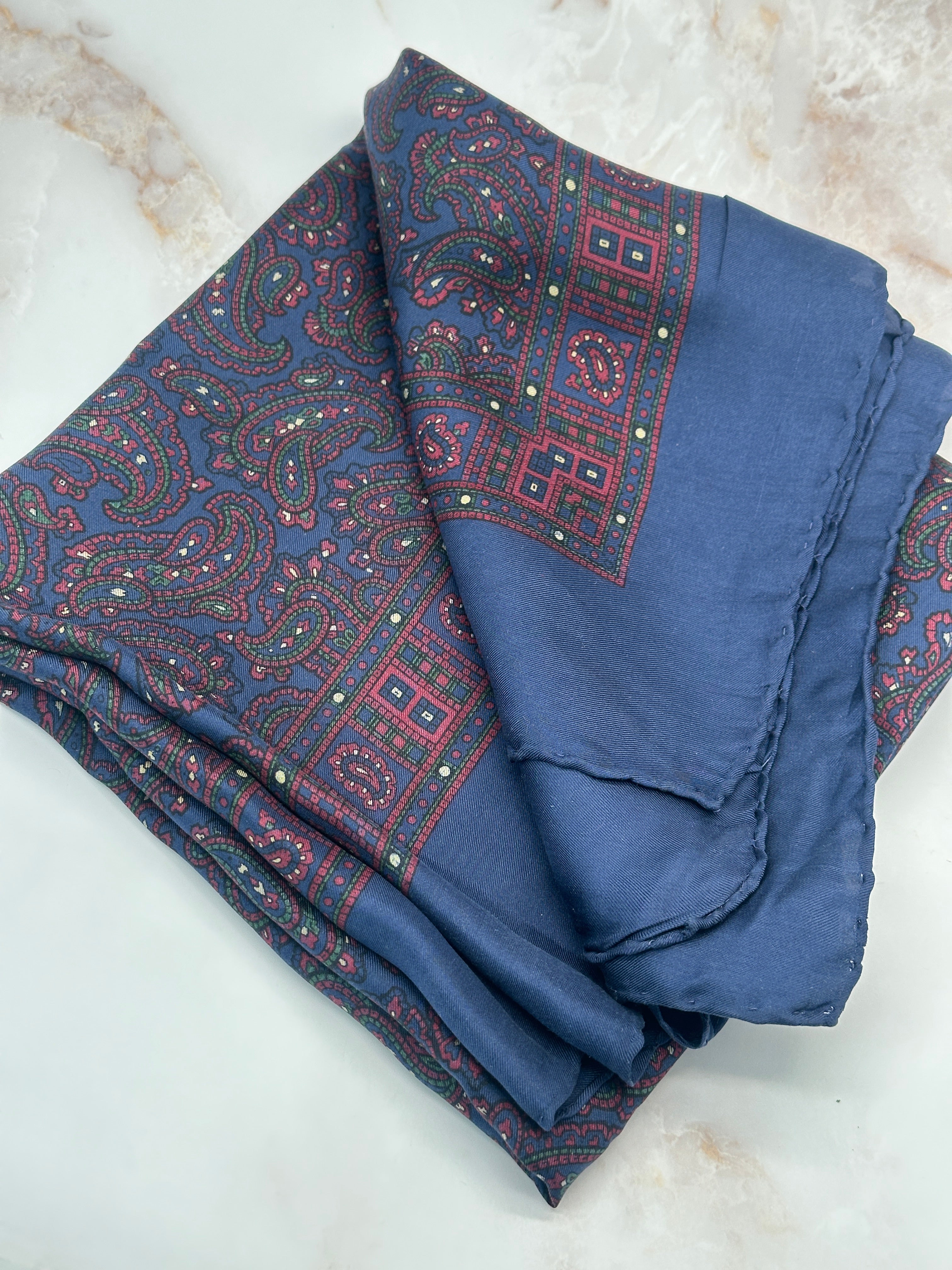 Klassisches Seidentuch mit Paisley-Muster in Dunkelblau und Rot