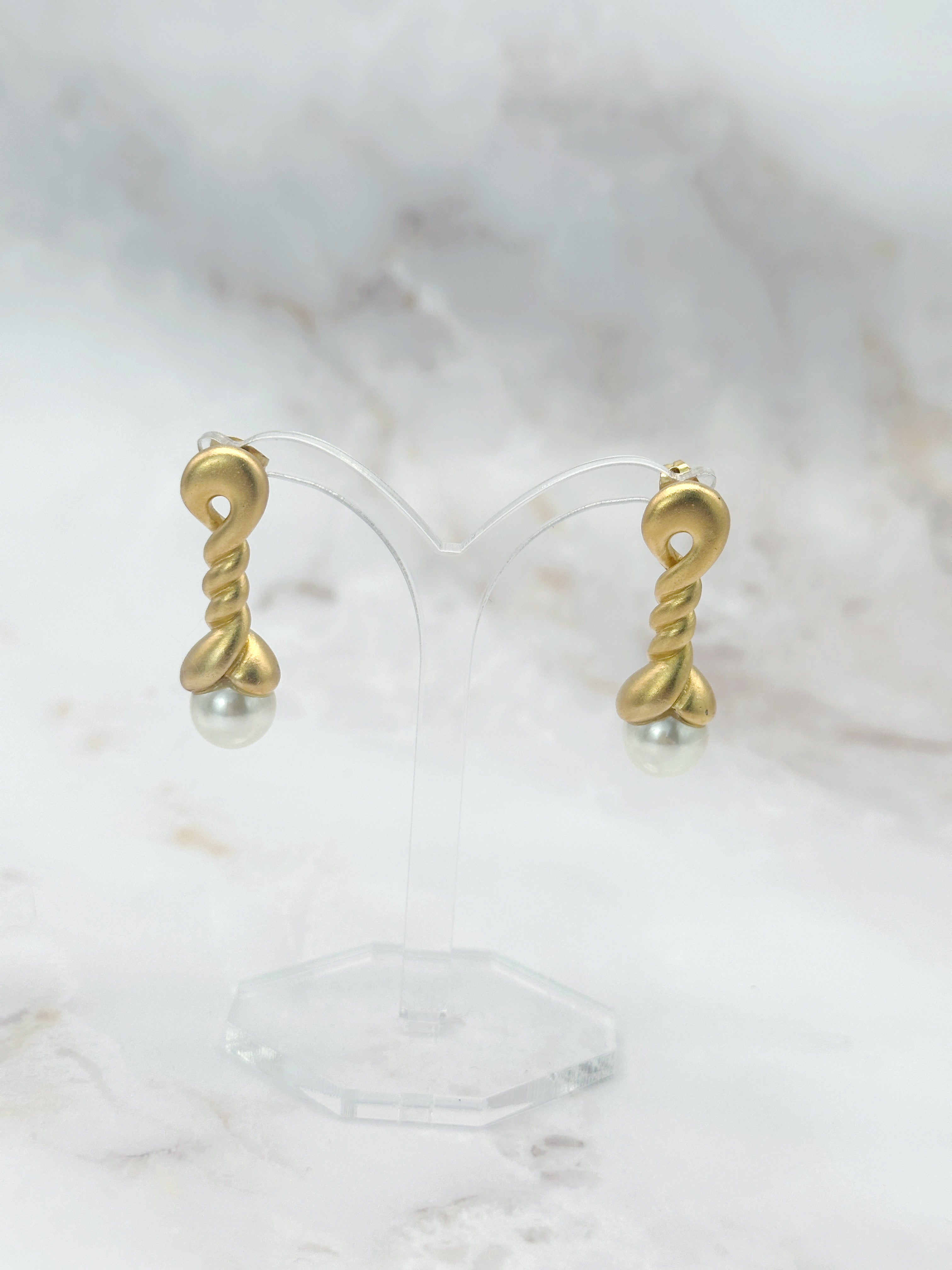 Matte vergoldete Ohrgehänge in gedrehter Optik mit Kunstperle