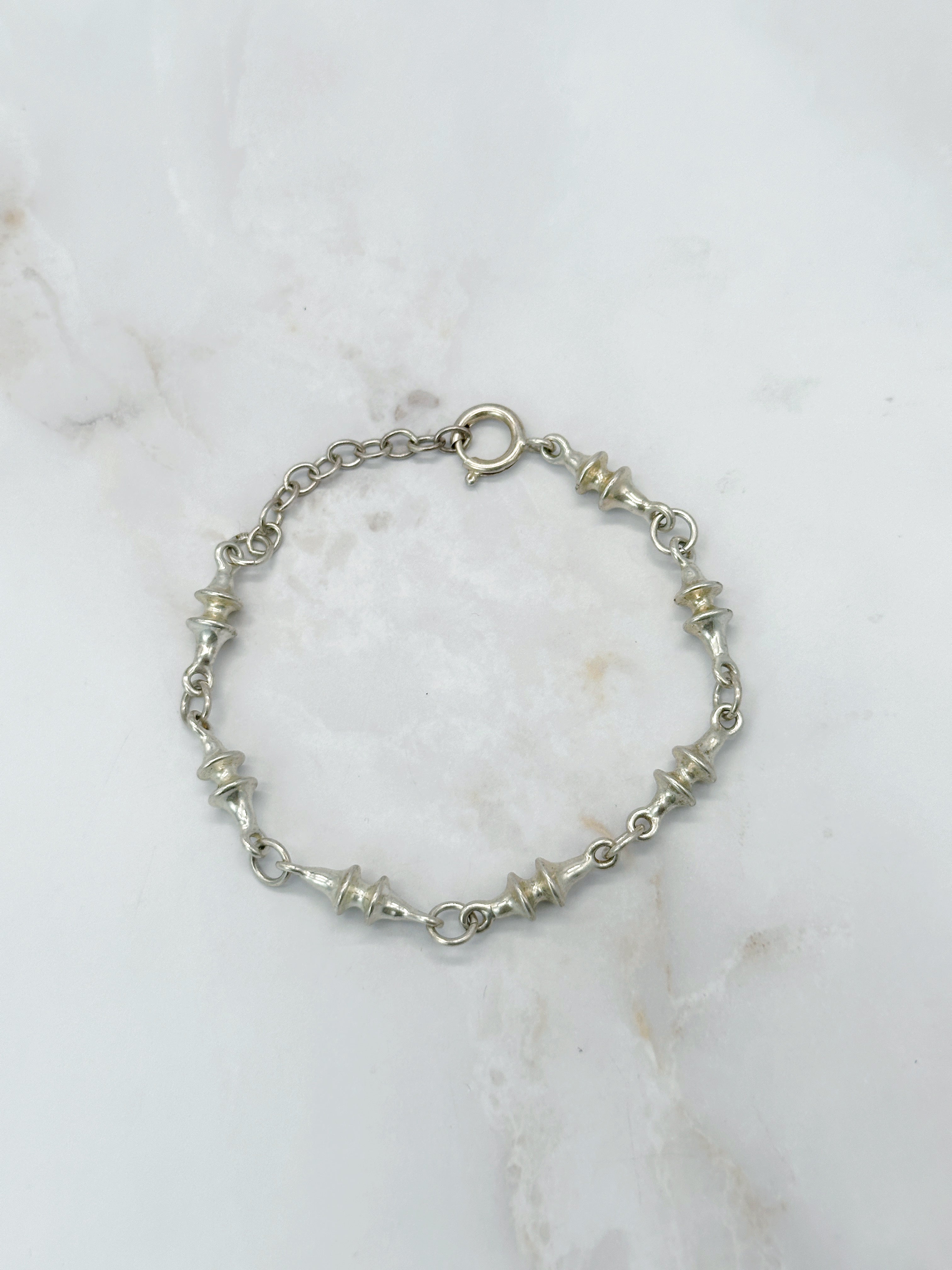 Silberfarbenes Armband mit trensenartigen Elementen