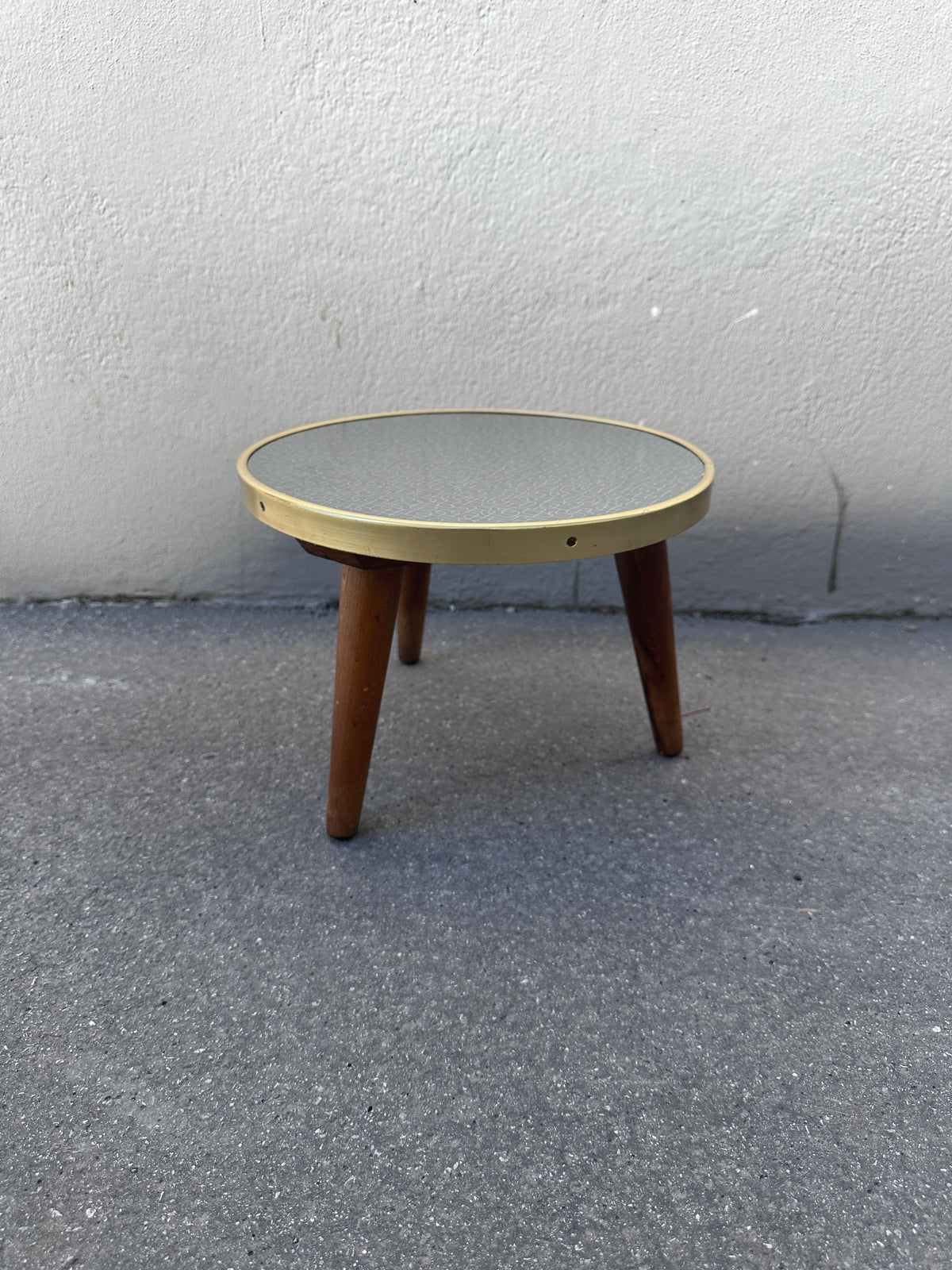 Runder Mid-Century Hocker aus den 1950er Jahren mit Resopalplatte
