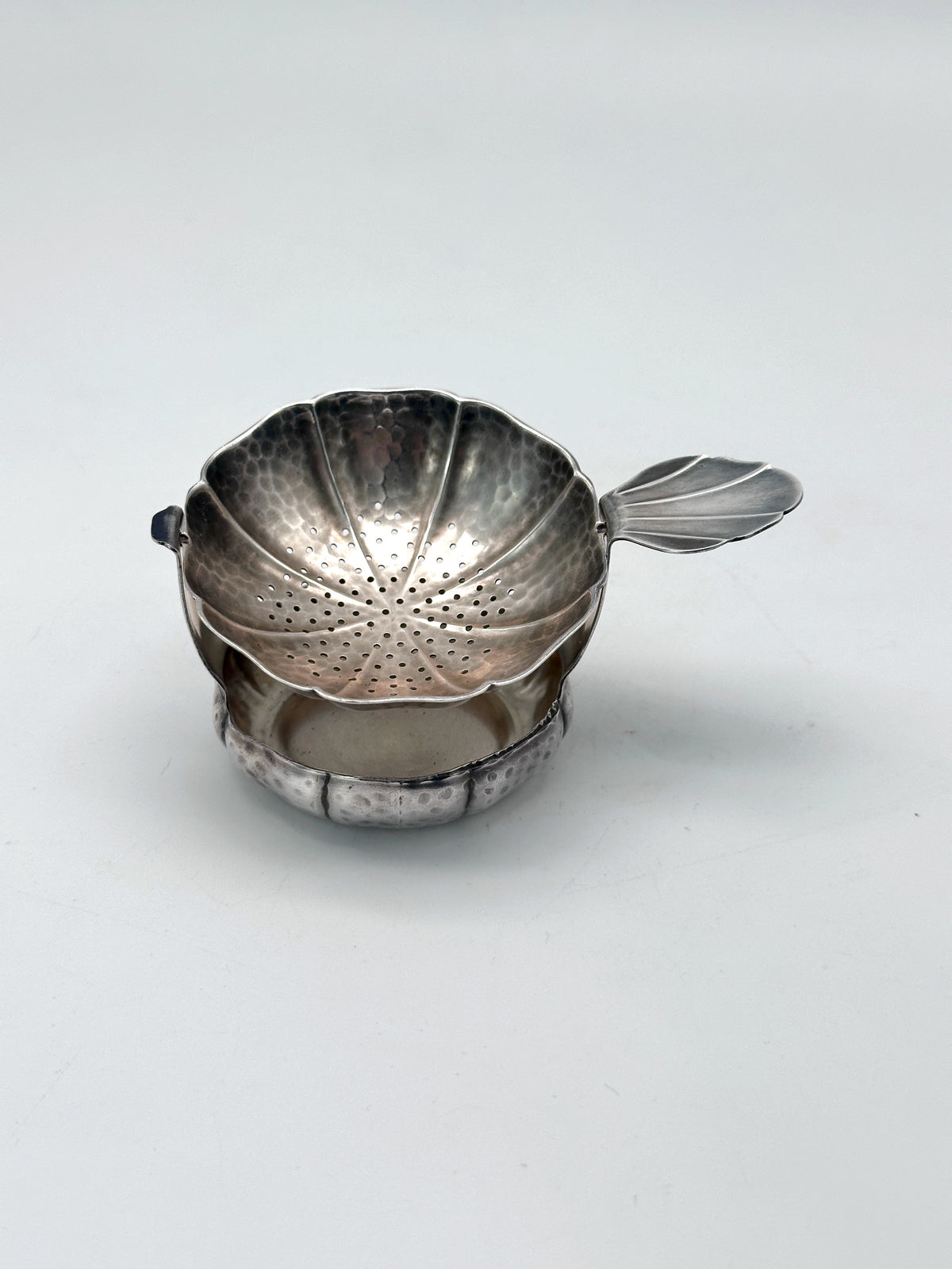 Antikes Teesieb von Quist aus versilbertem Metall mit Hammerschlagdekor