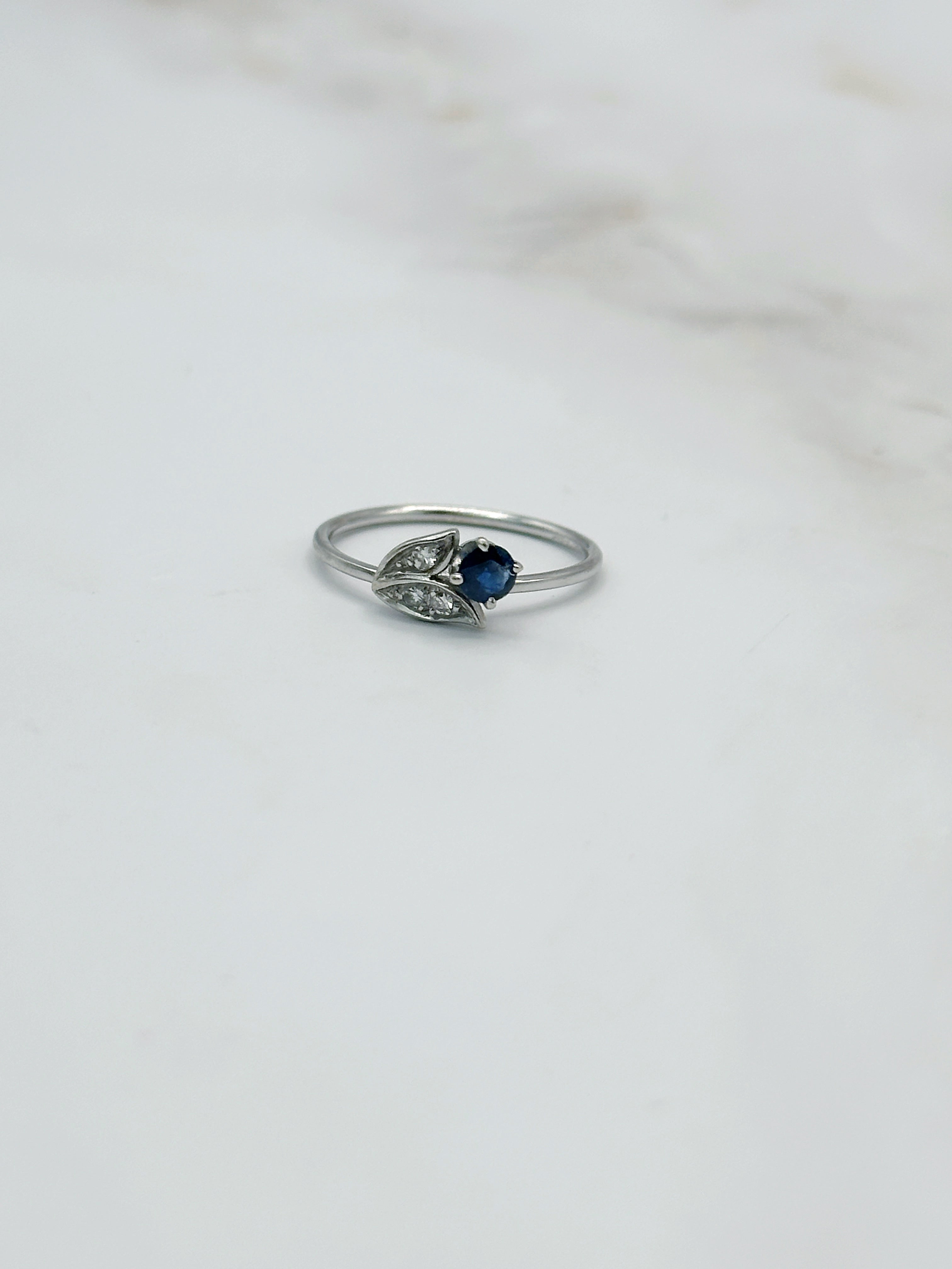 Filigraner Ring in 585 Weißgold – Blütendesign mit Saphir und Diamanten