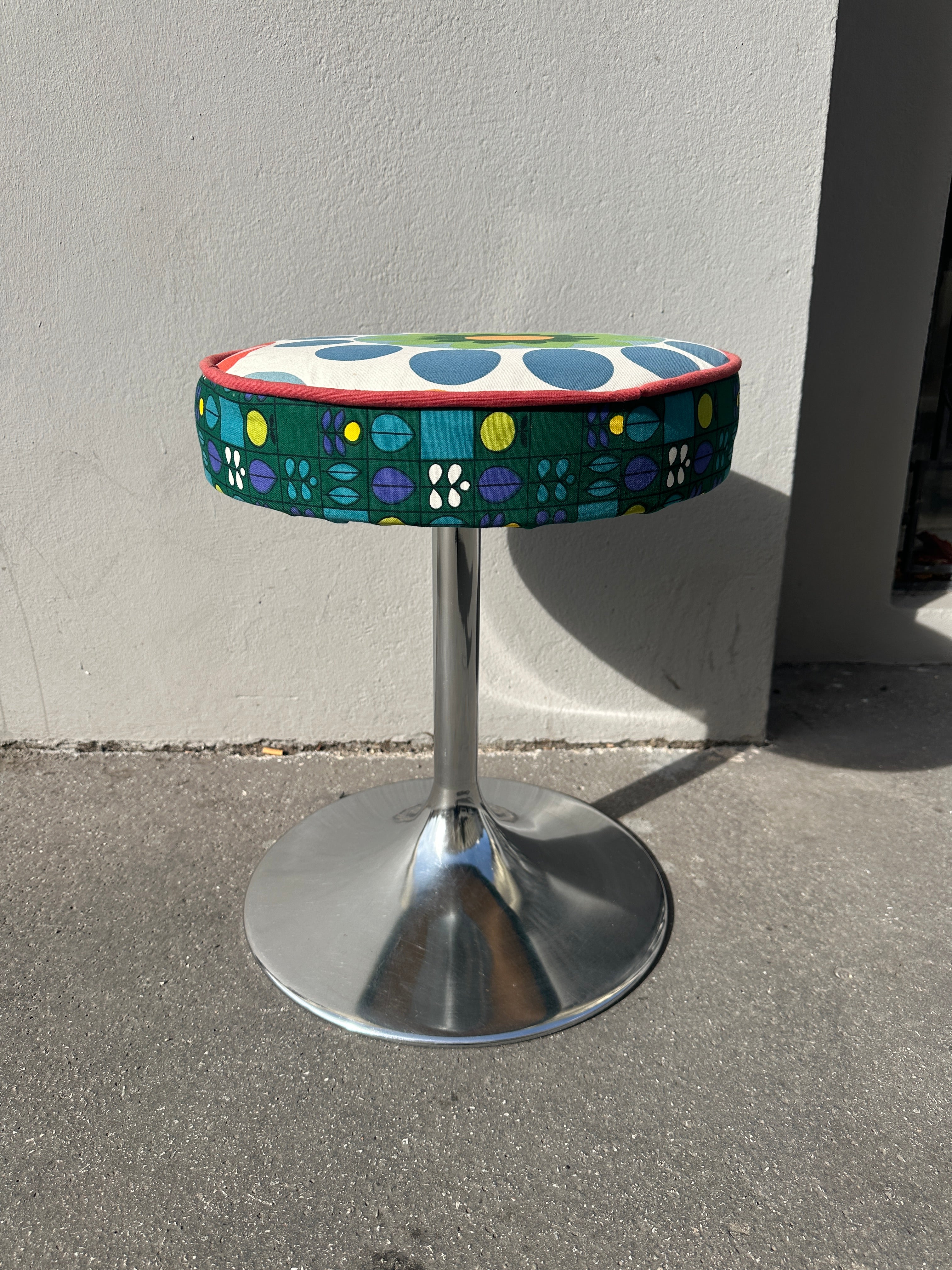 Mid-Century Hocker mit Tulpenfuß und buntem Retro-Stoff