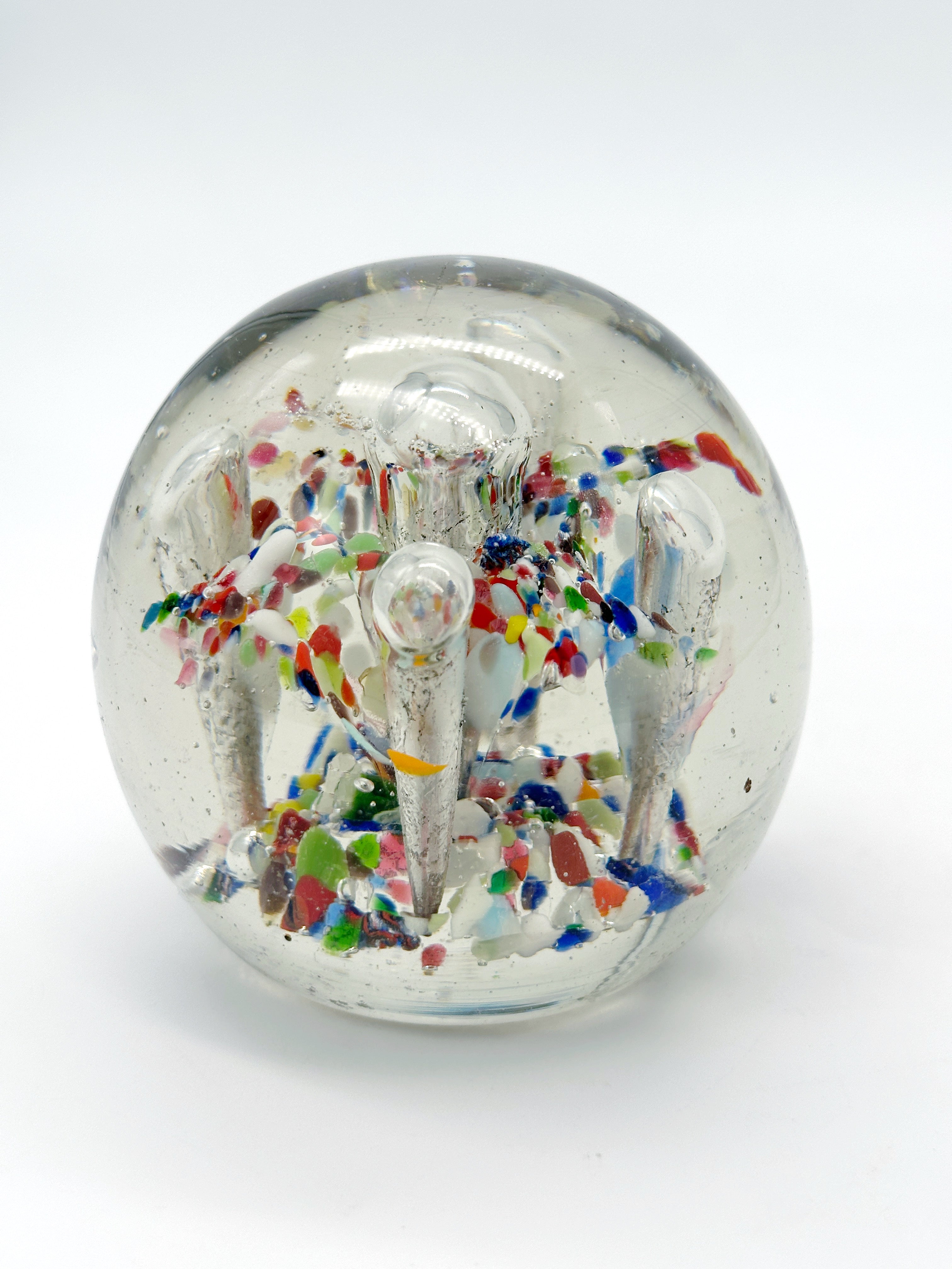 Glas-Paperweight mit Millefiori-Muster & Lufteinschlüssen