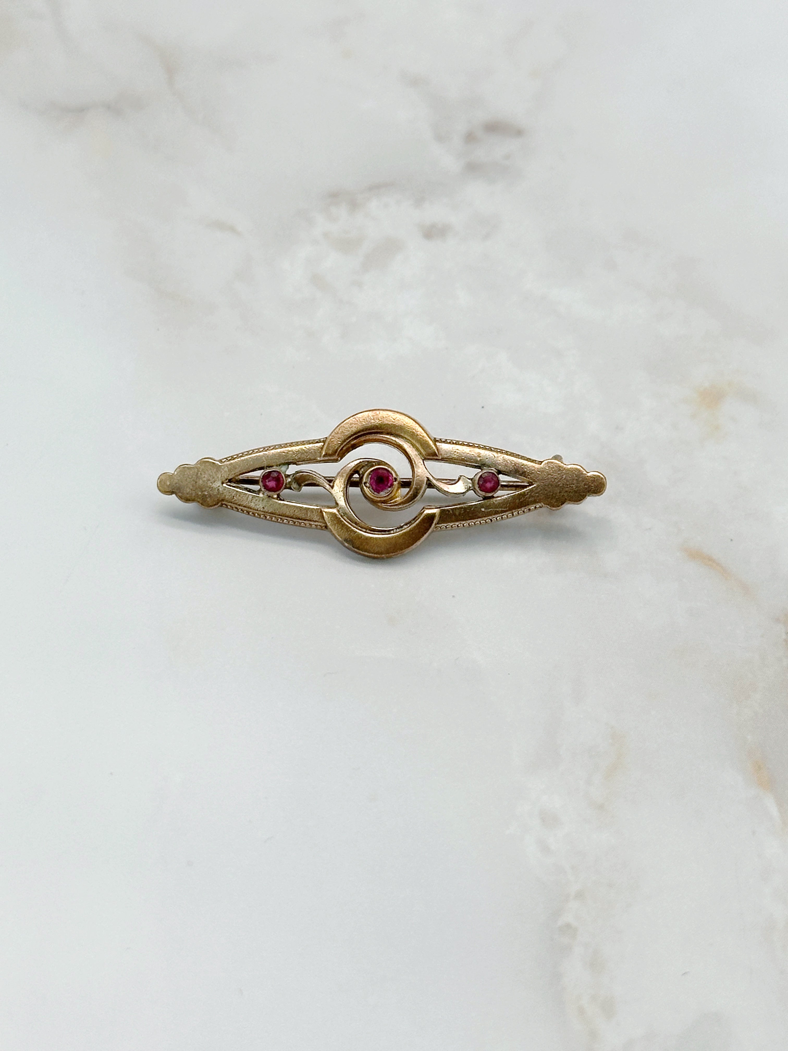 Elegante Jugendstil Brosche mit roten Glassteinen