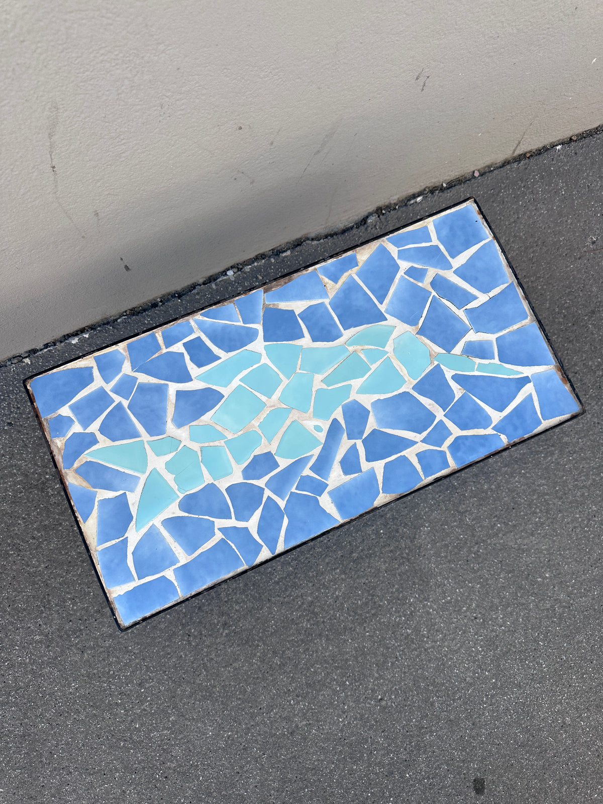 Vintage Mosaiktisch mit blauer Platte und schwarzen Haarnadelbeinen um 1970