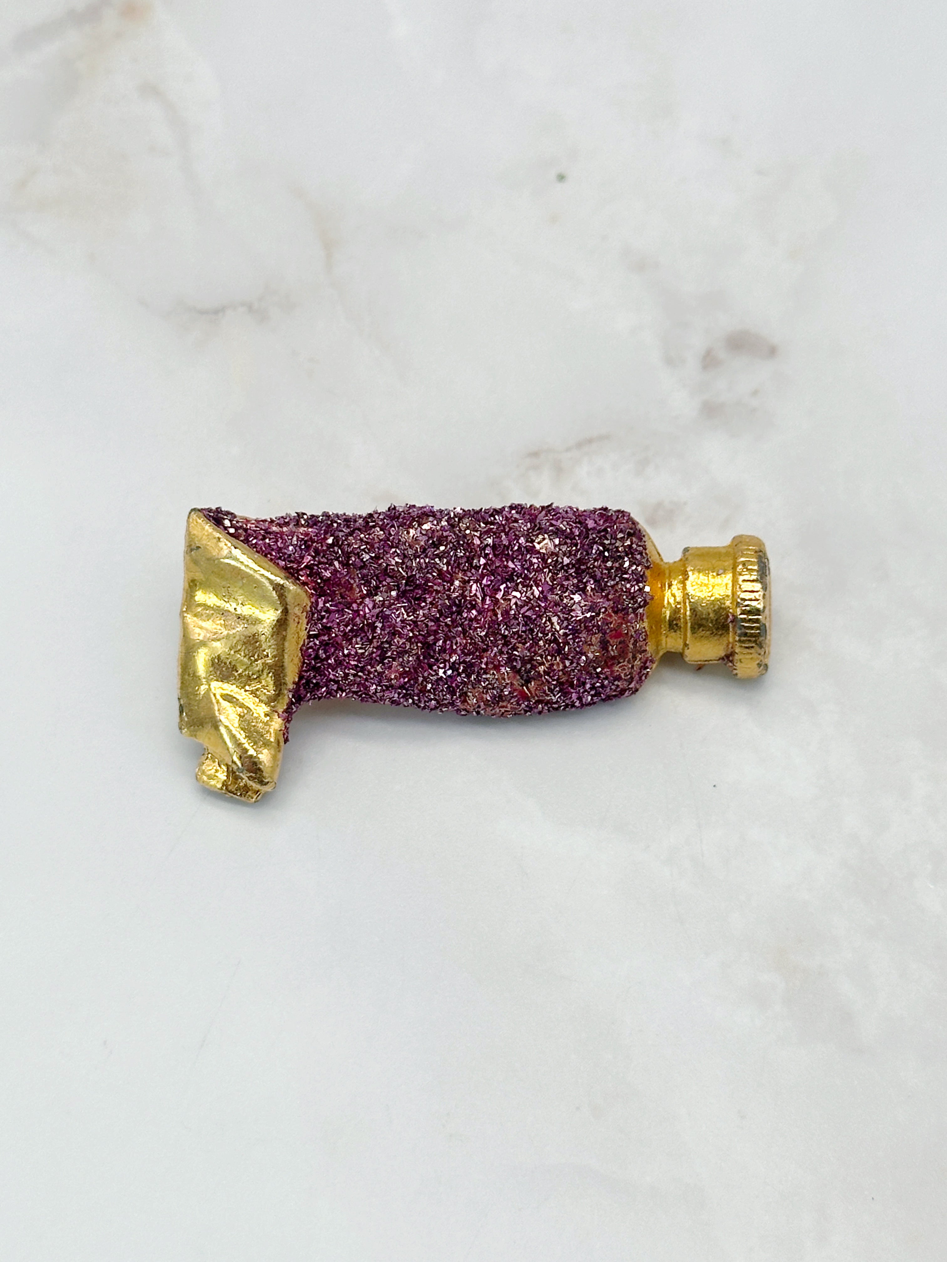 Vergoldete Brosche in Tubenform mit Glitzer in Rosa, Grün oder Lila