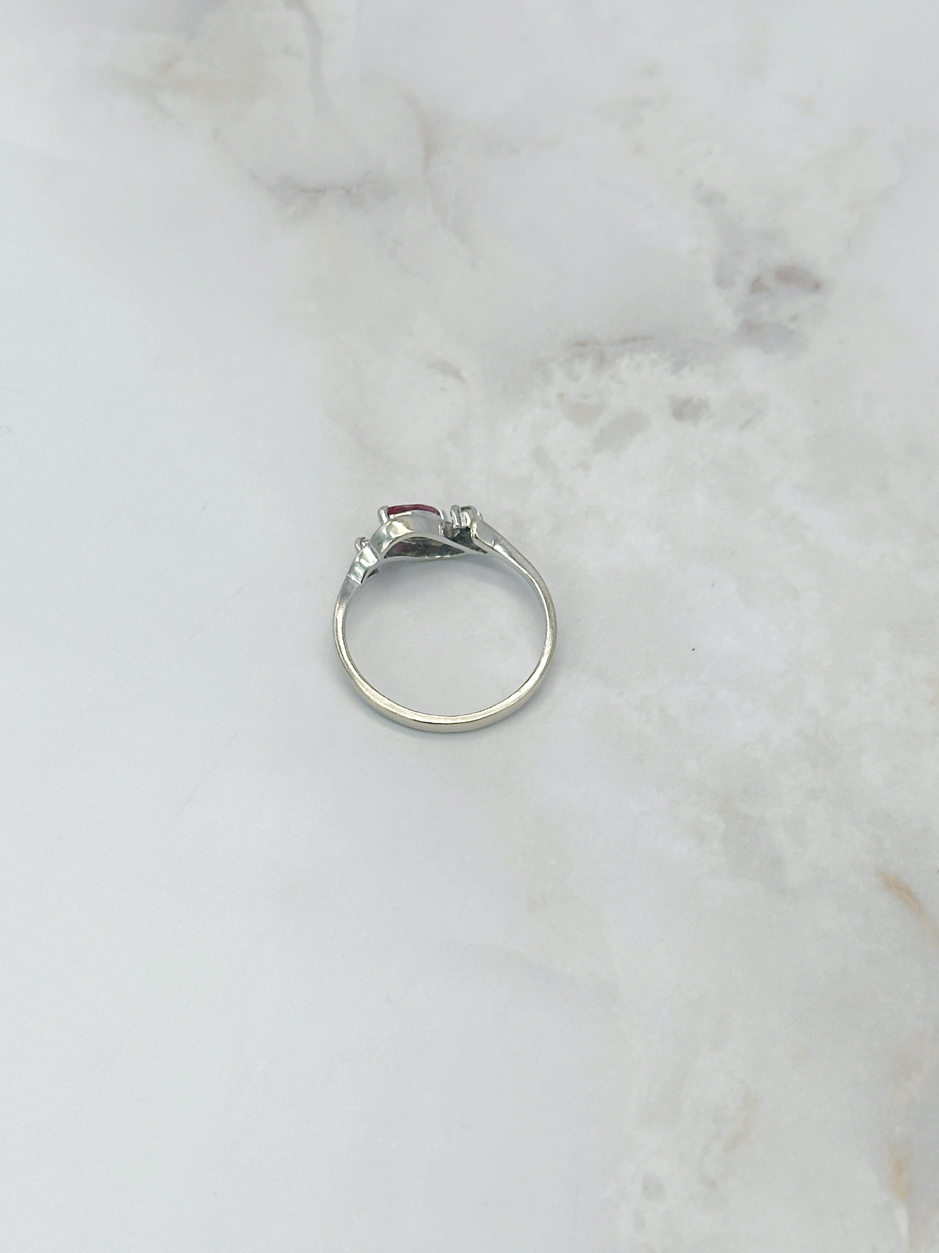 Zarter Vintage Ring in 585 Weißgold mit Rubin und Diamanten