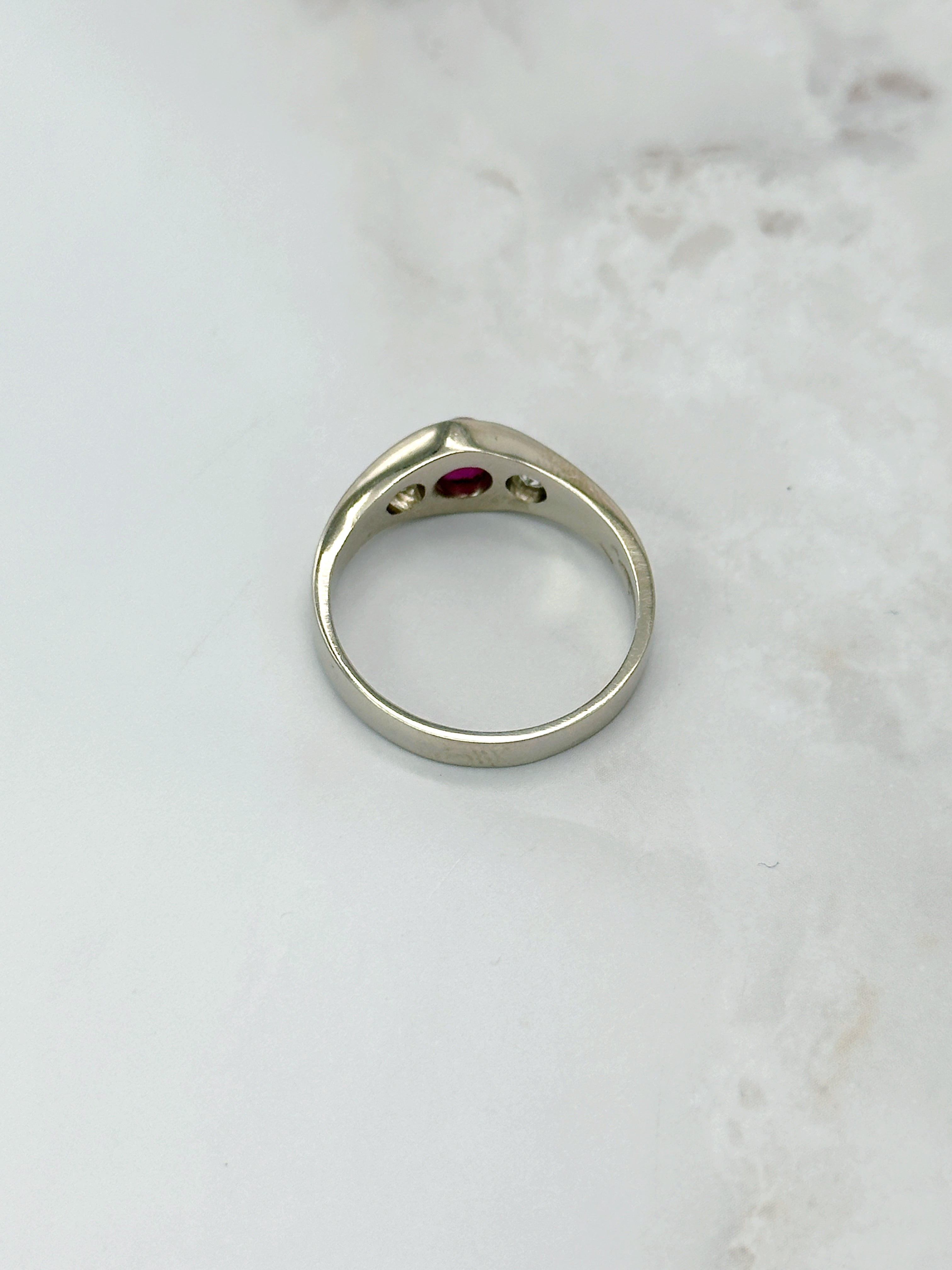 Vintage Ring in 585 Gelbgold mit Rubin-Cabochon und Zirkonia