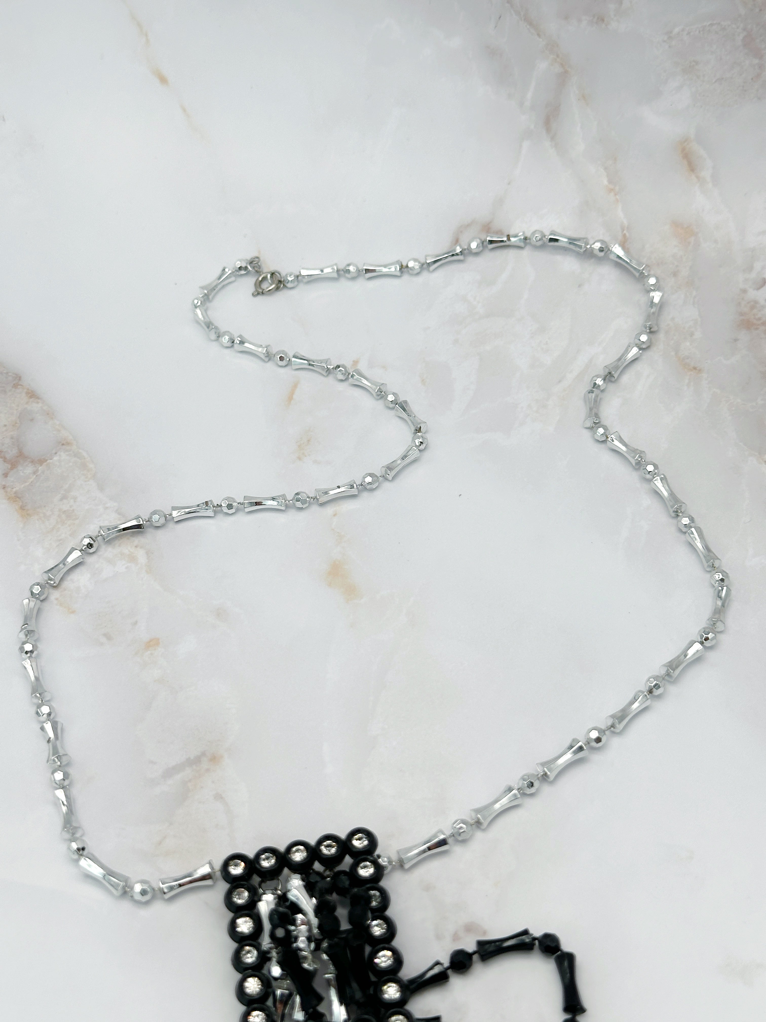 Ausgefallene Halskette mit silberfarbenen Perlen, Strass und Tasseln