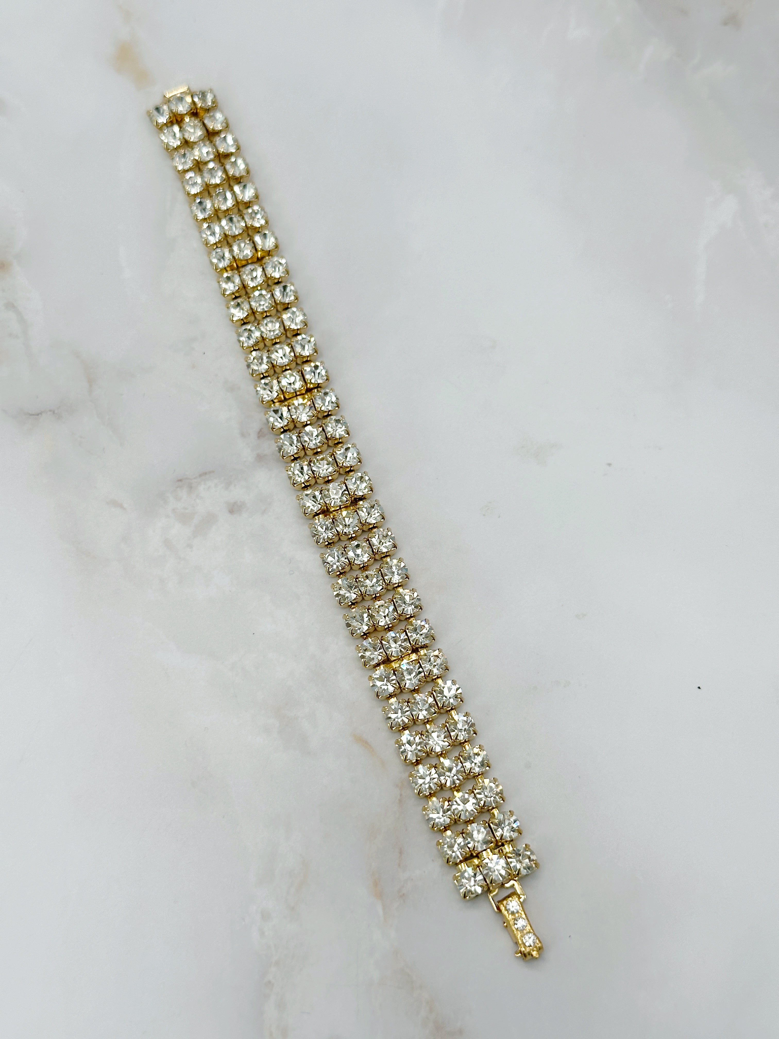 Vergoldetes Strassarmband mit drei Reihen Strass