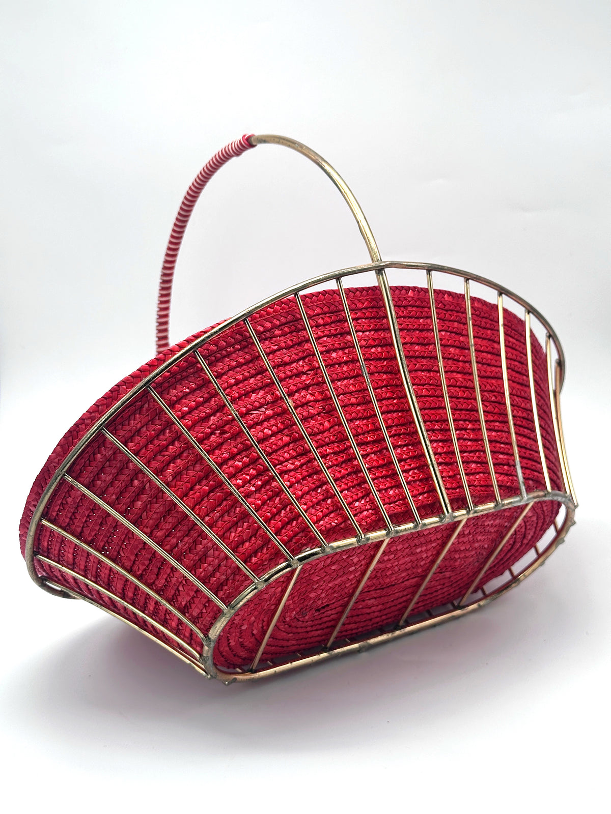 Mid-Century-Korb aus goldfarbenem Metall mit rotem Flechteinsatz