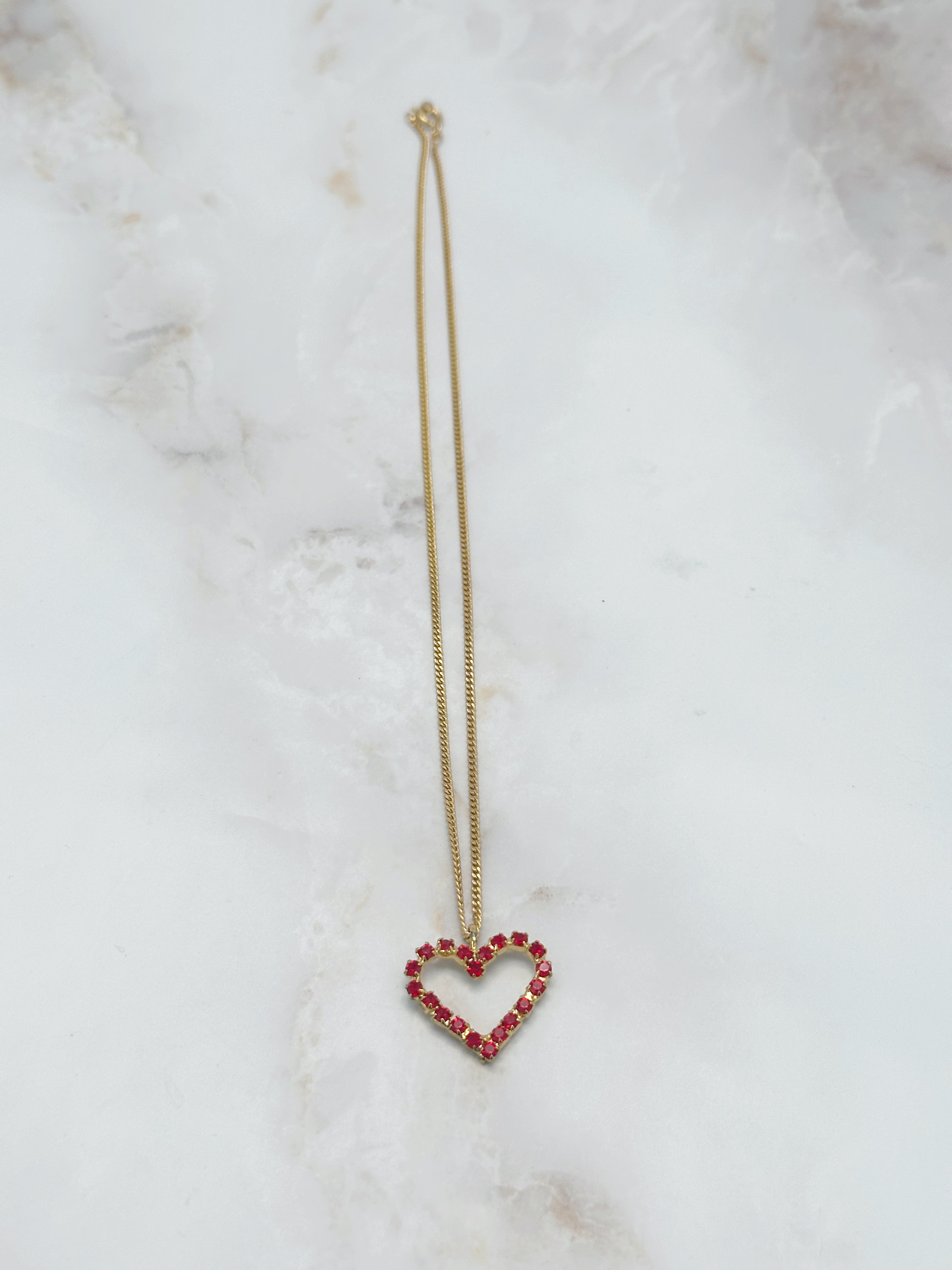 Feine vergoldete Vintage Halskette mit rotem Strass-Herz