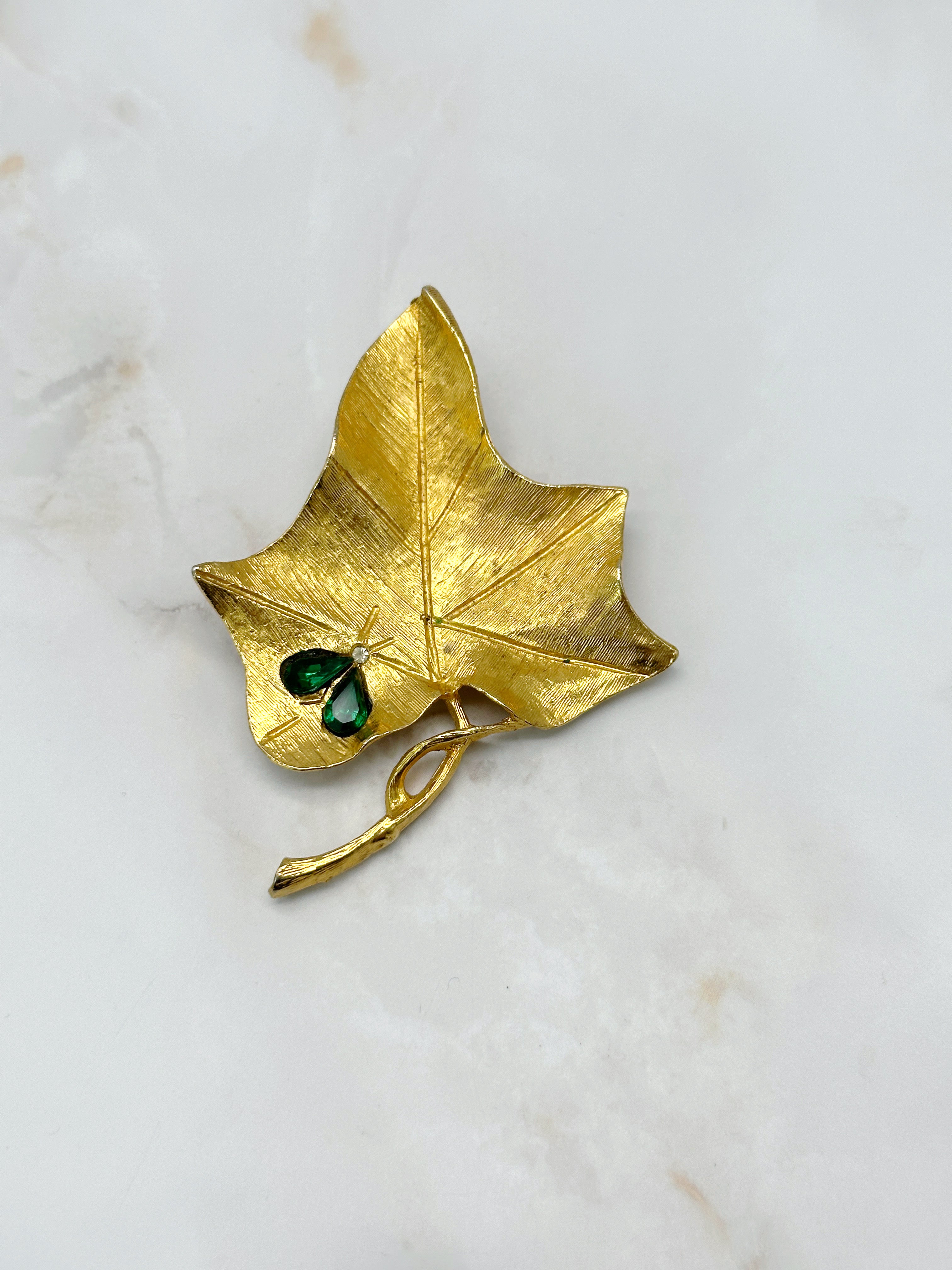 Vergoldete Vintage Statement Brosche als Blatt mit smaragdgrünen Kristallen
