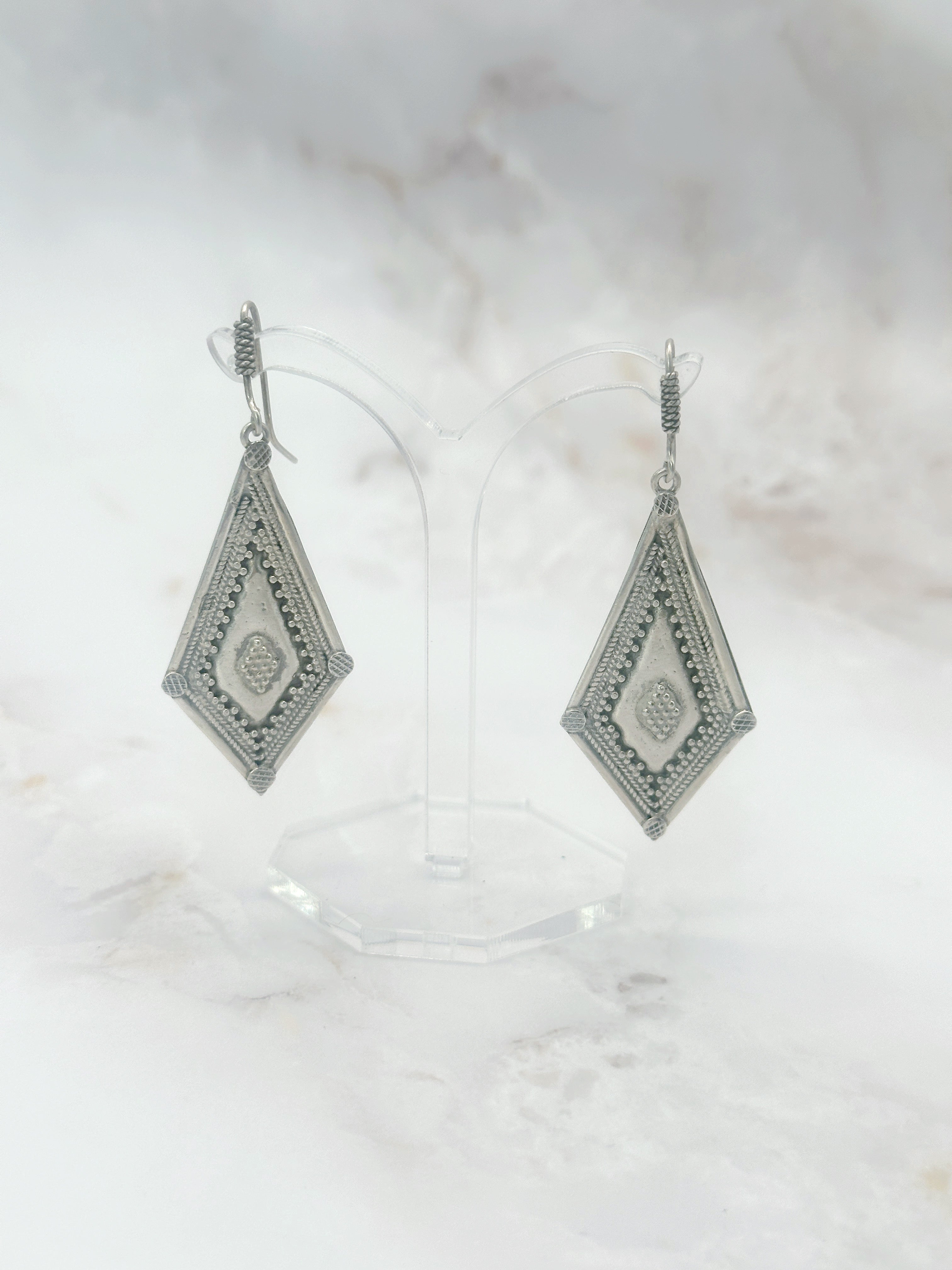 Trapezförmige Ohrgehänge aus 925 Silber mit granulierter Oberfläche