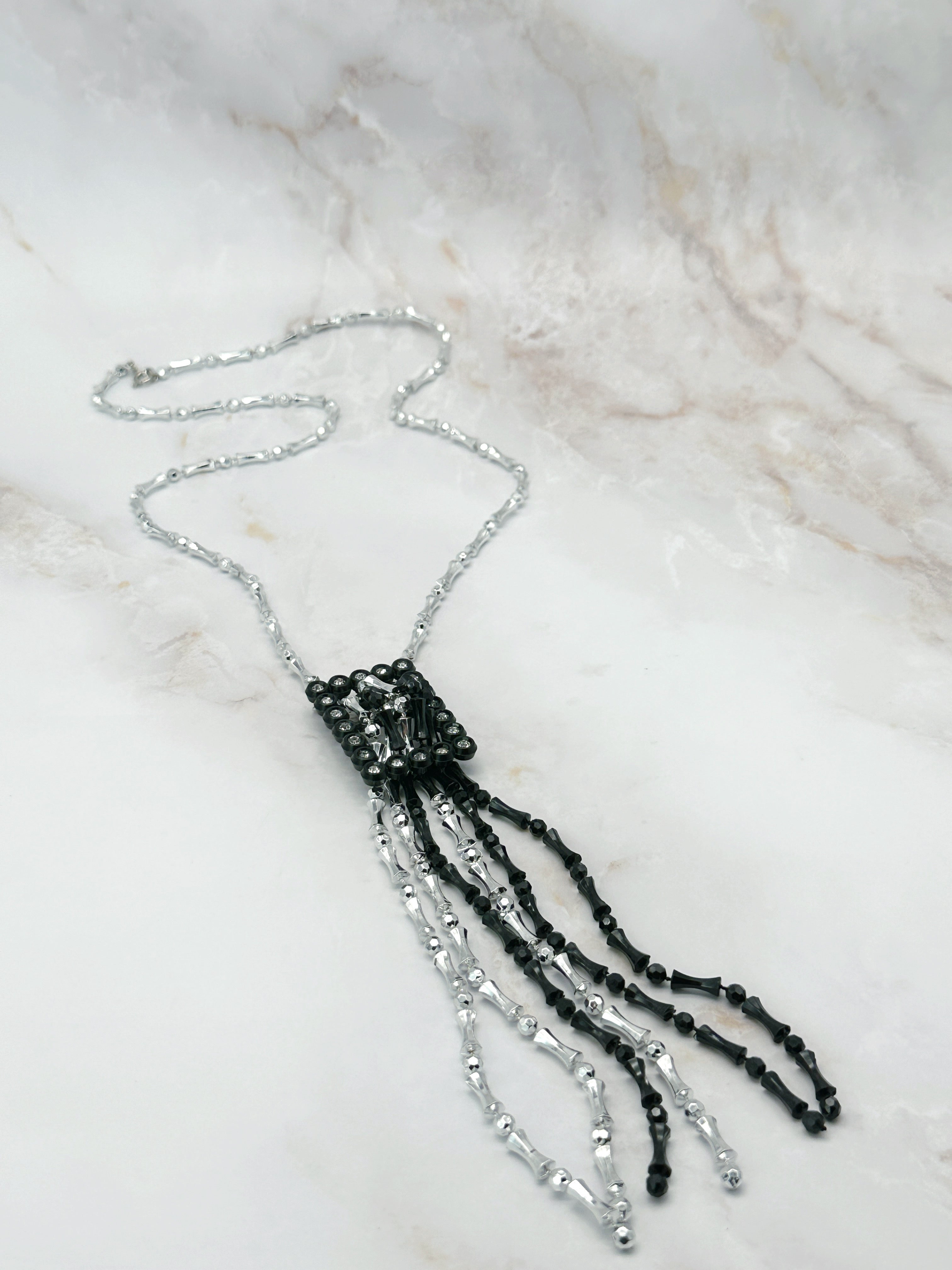 Ausgefallene Halskette mit silberfarbenen Perlen, Strass und Tasseln