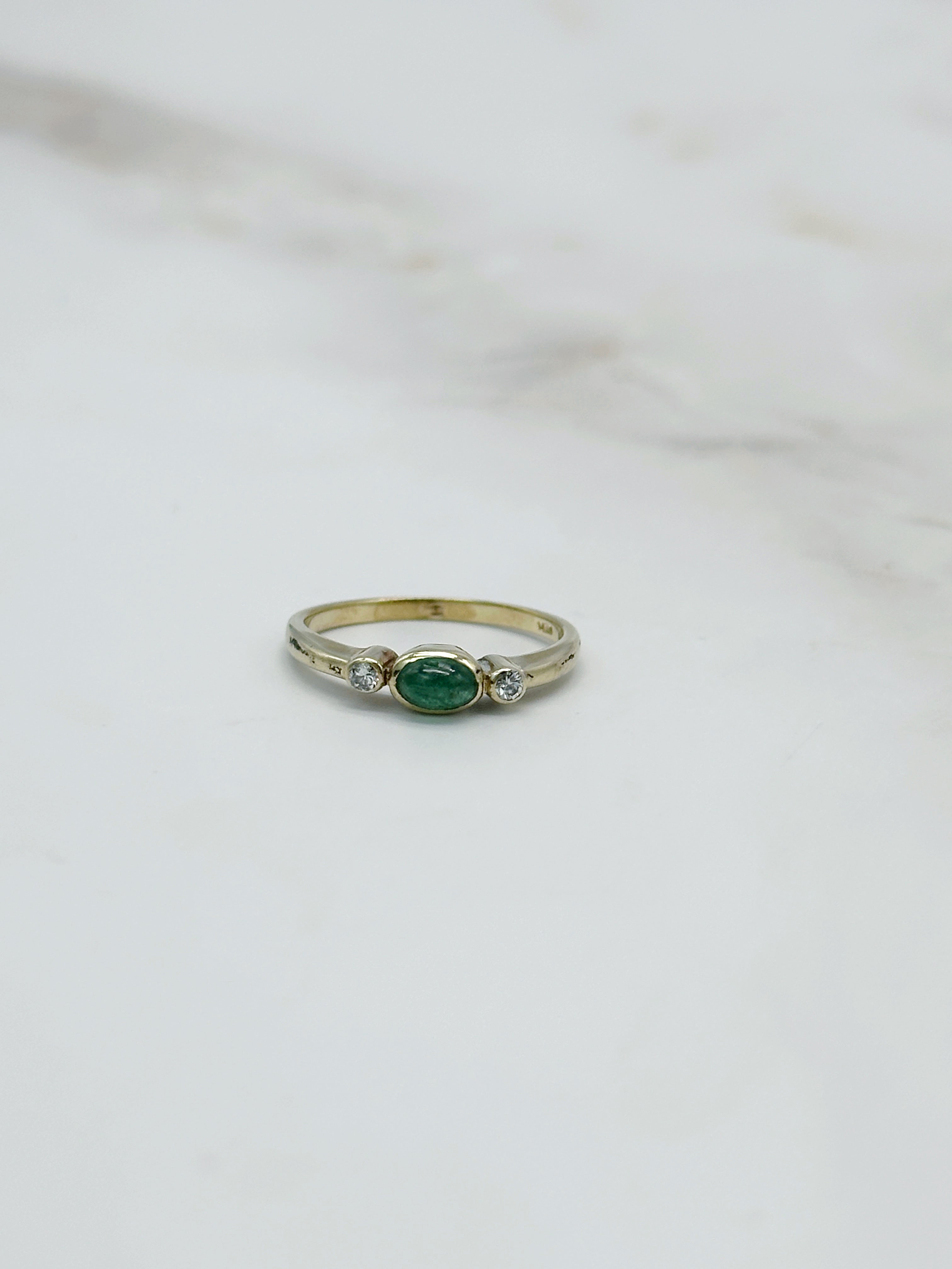 Vintage Goldring mit Smaragd Cabochon und Diamanten