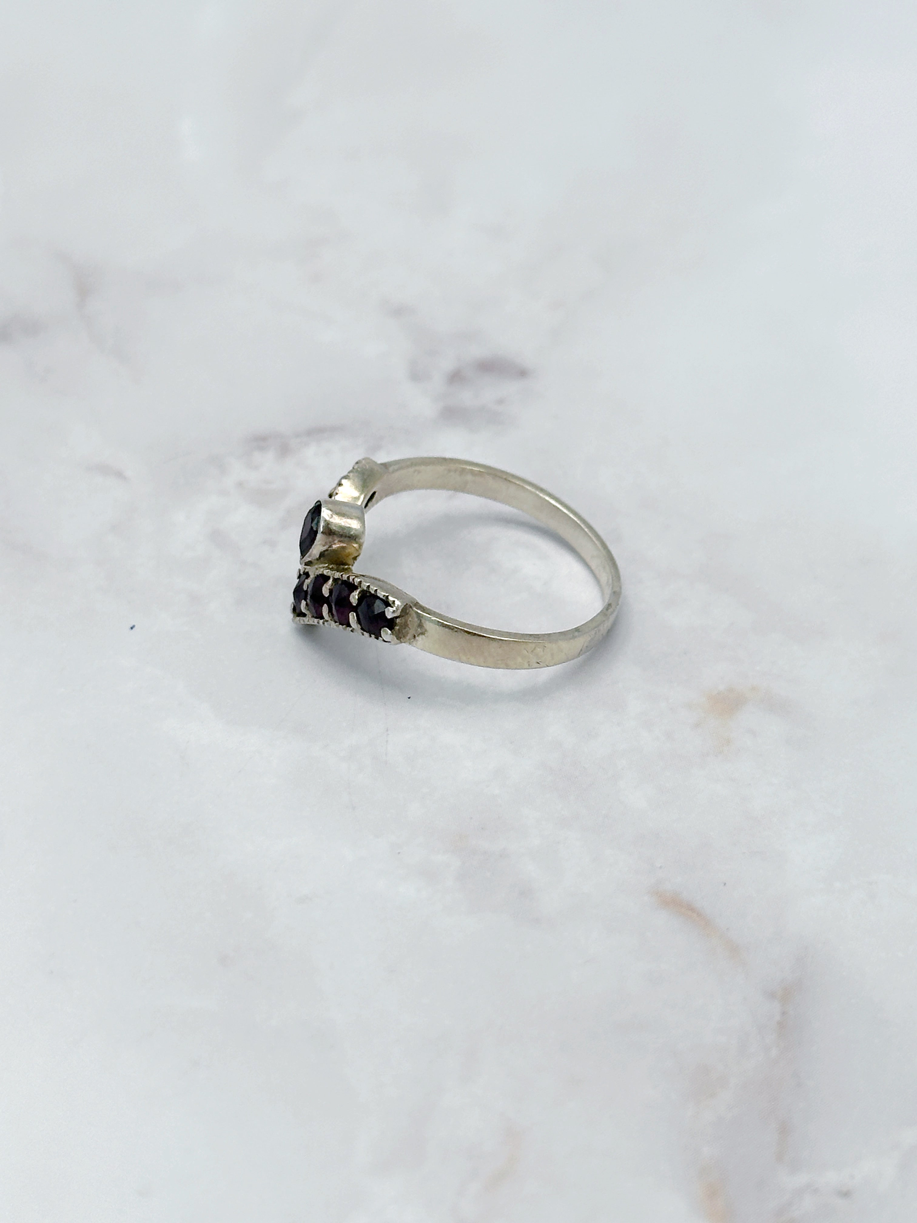 Ausgefallener Ring aus 900 Silber mit Granat