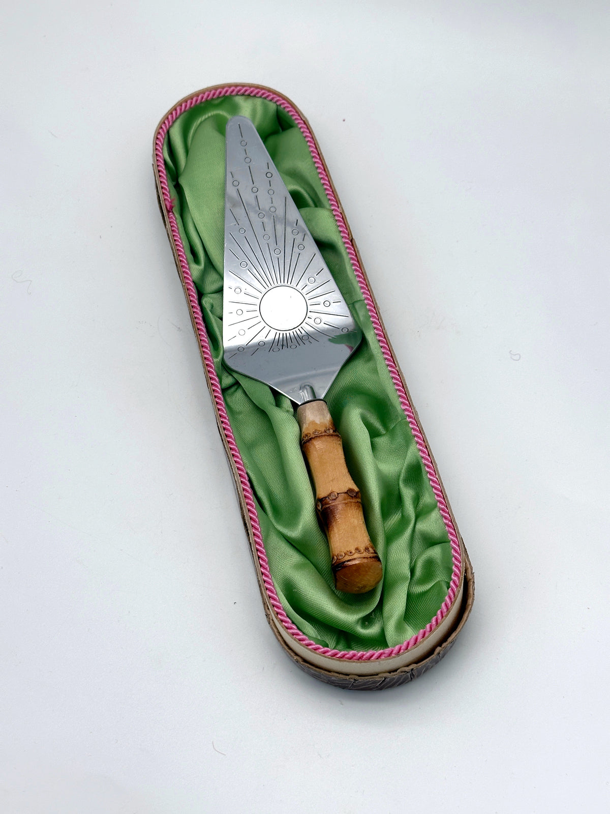 Mid-Century-Tortenheber aus Chrom mit Bambusgriff in Box um 1950