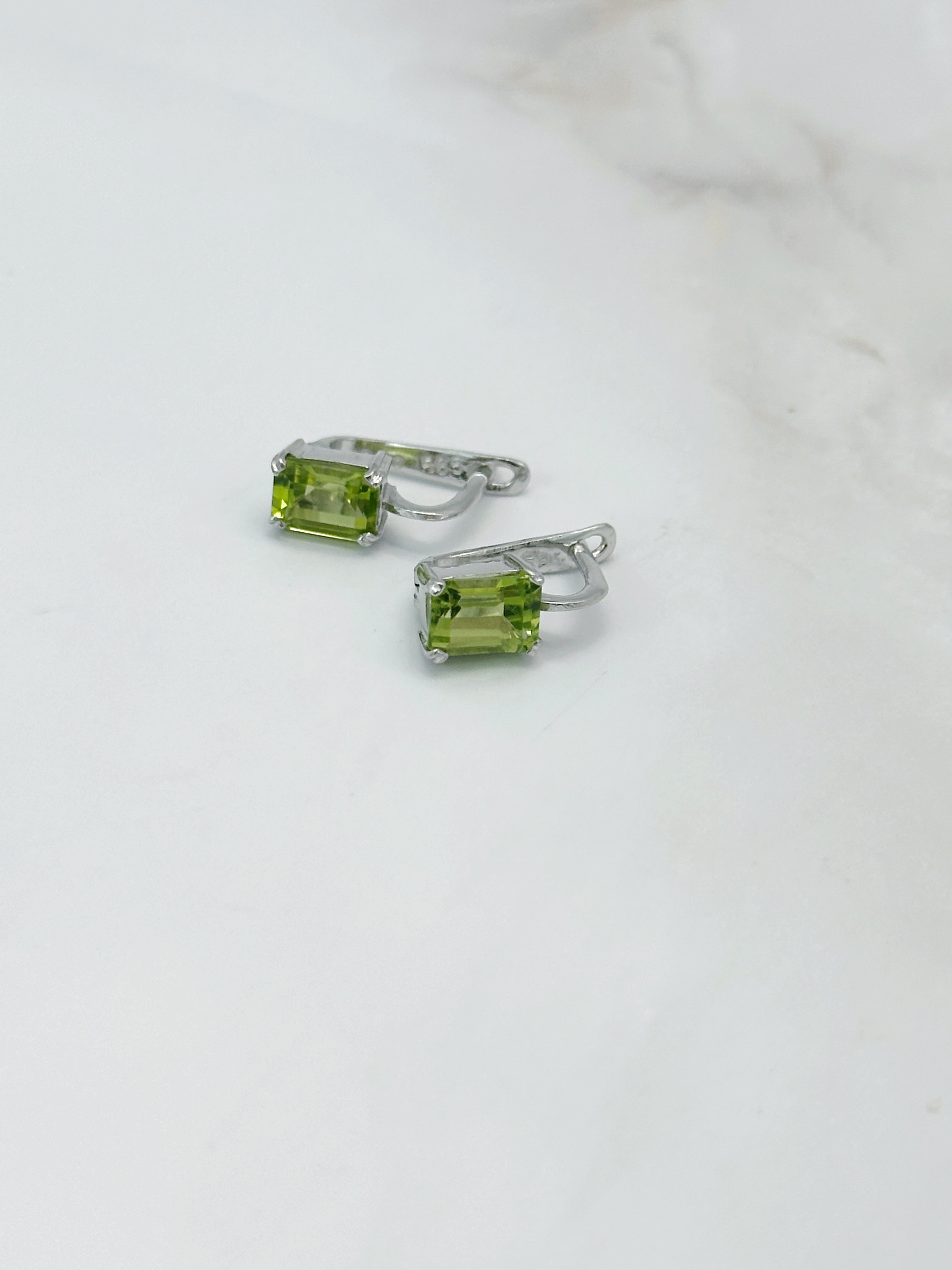 Elegante Ohrgehänge in 585 Weißgold mit leuchtendem Peridot
