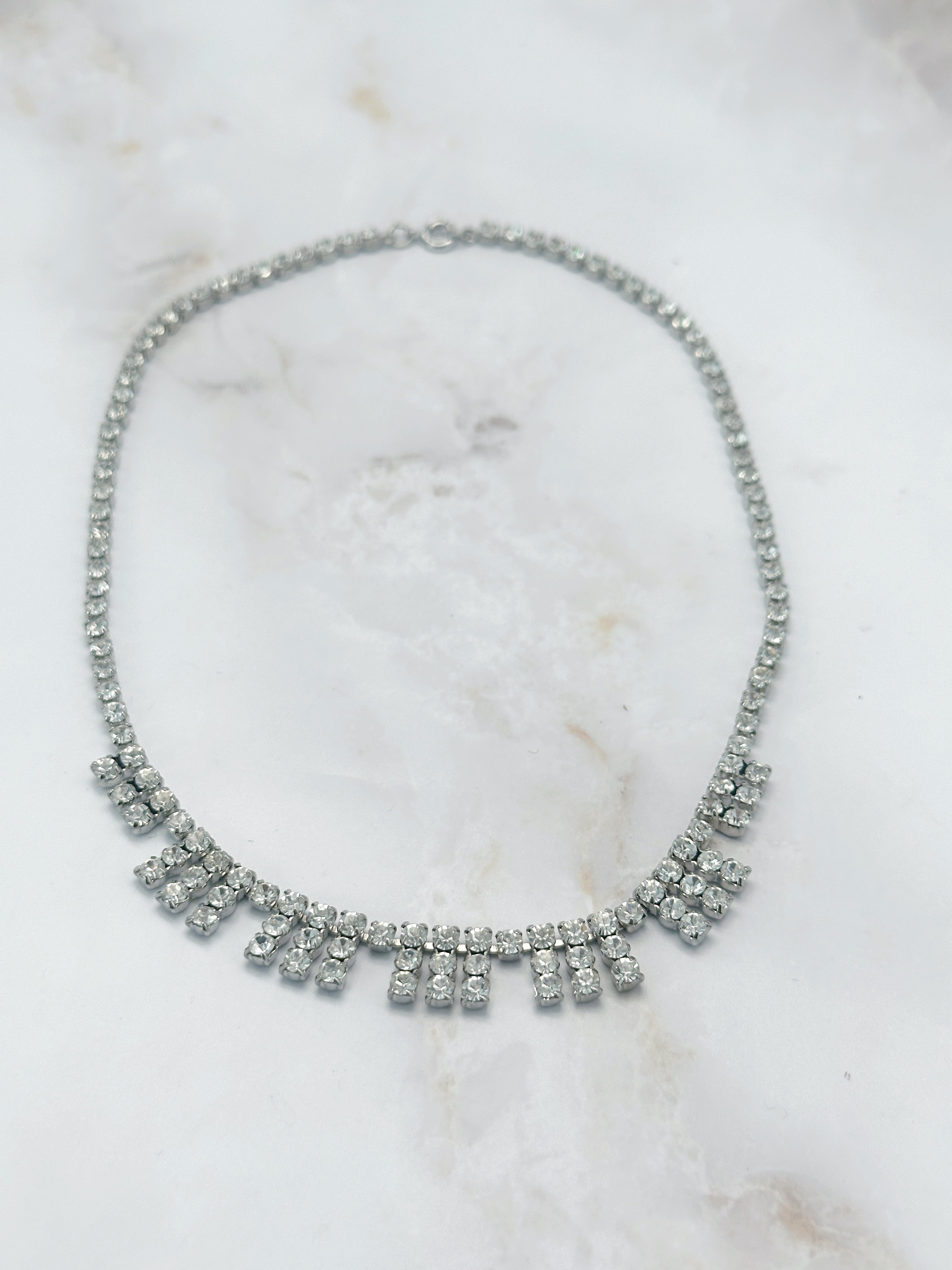 Geometrisches Vintage Strass Collier mit klaren Linien
