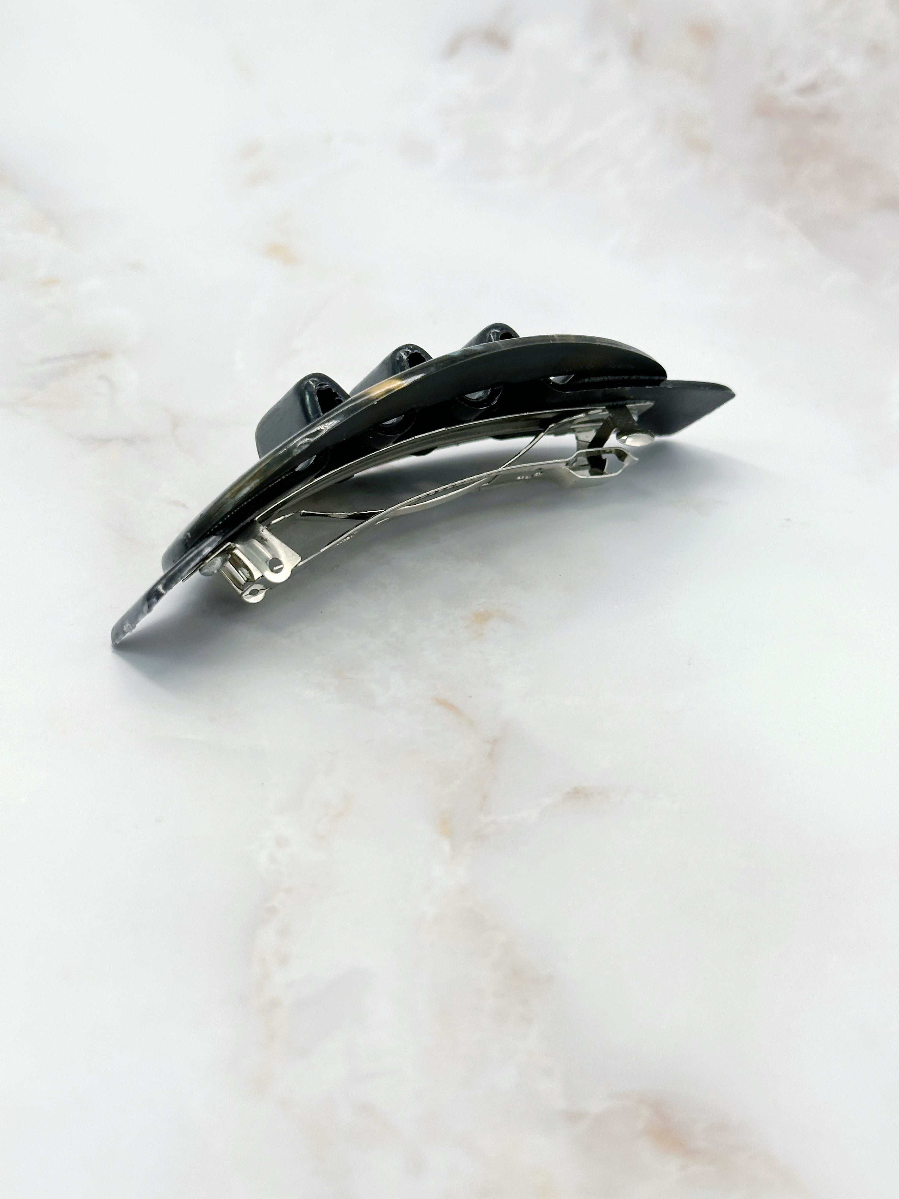 Elegant vintage hair clip oval with gold accent
