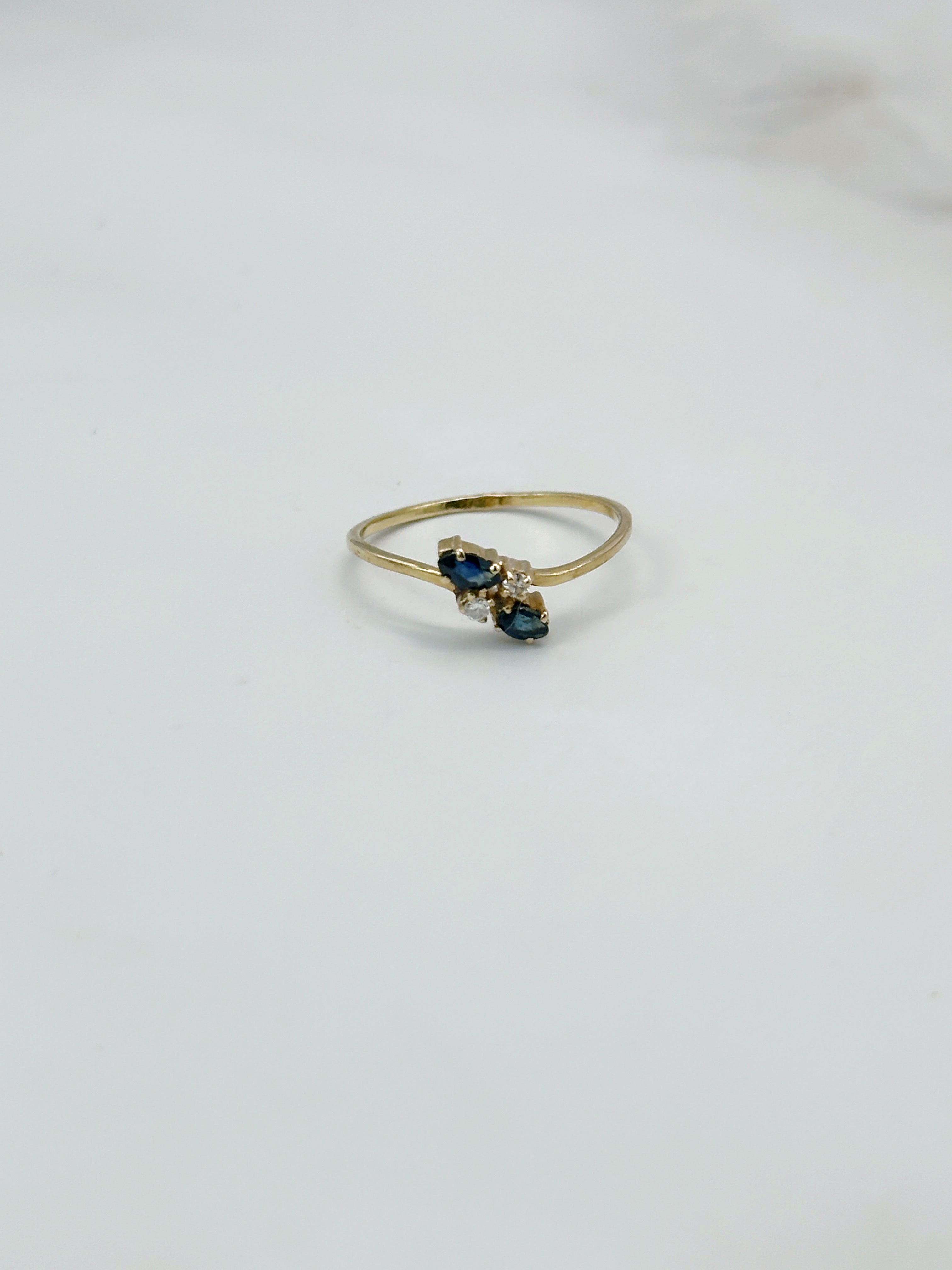 Filigraner Vintage Ring in 750 Gold mit Navette-Saphiren und Diamanten