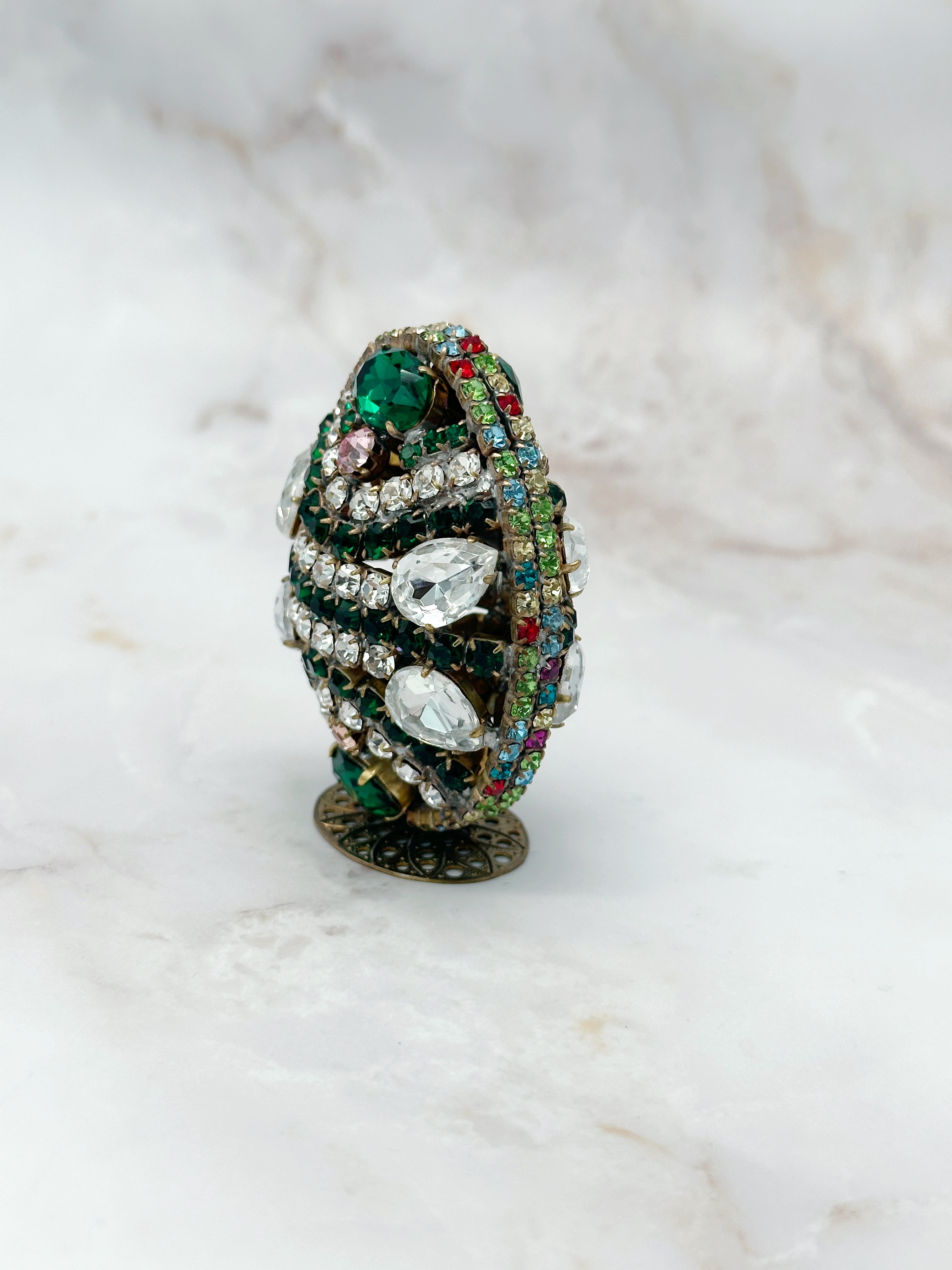 Seltenes rundum verziertes Gablonzer Osterei mit Standfuß